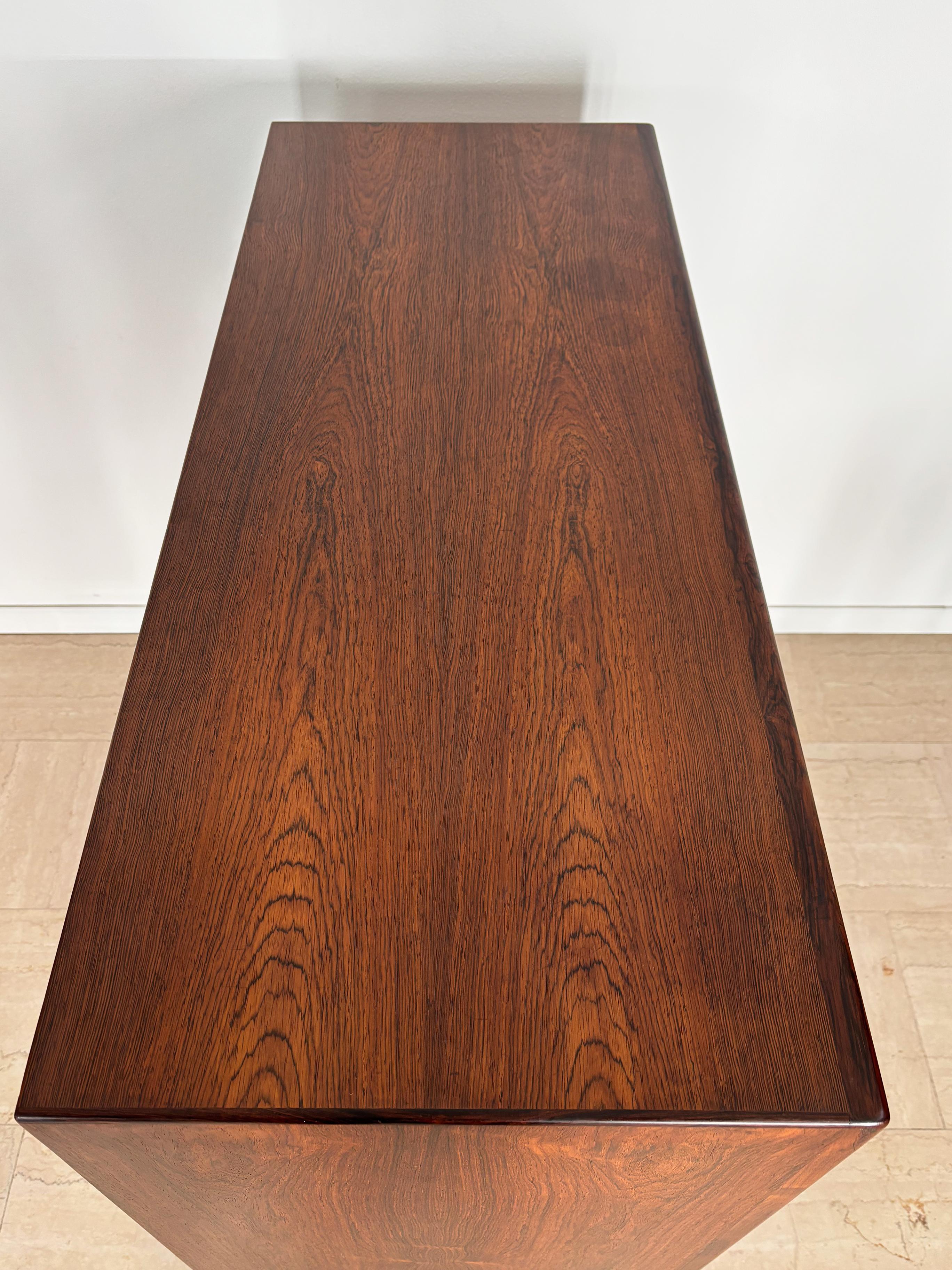 Legno Skobvy Møbelfabrik Scandinavo Credenza Bar Cabinet in legno scuro 1950s in vendita