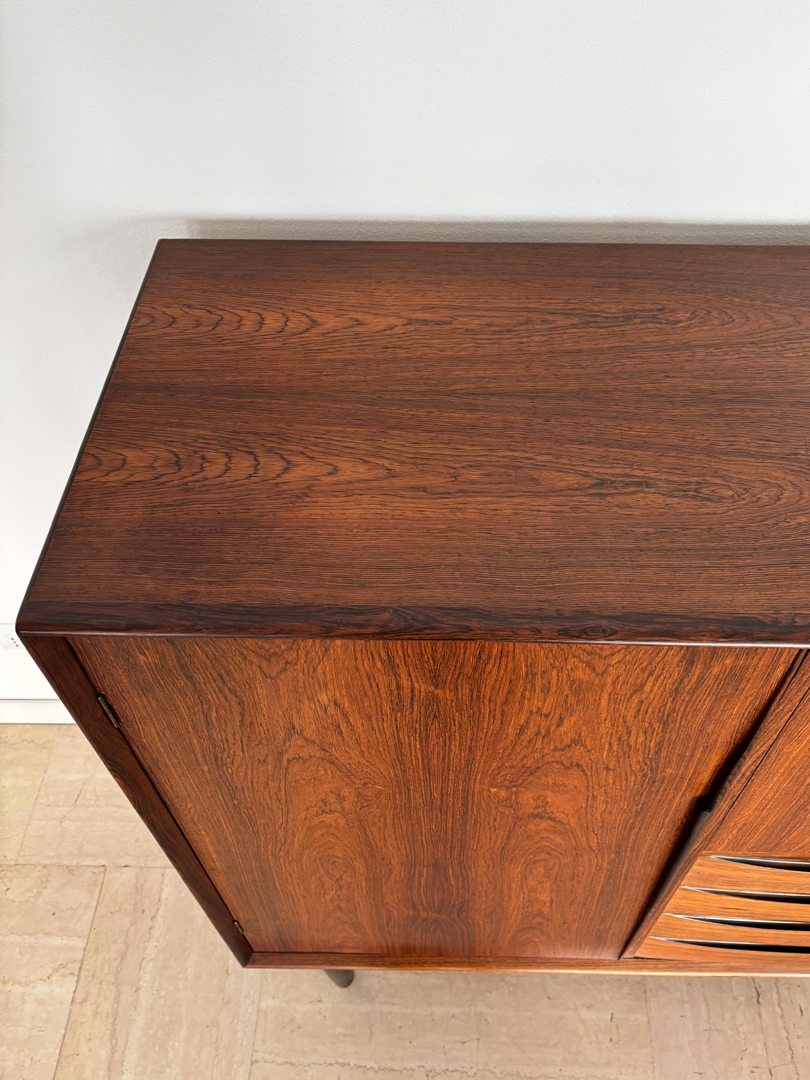Skobvy Møbelfabrik Scandinavo Credenza Bar Cabinet in legno scuro 1950s in vendita 1