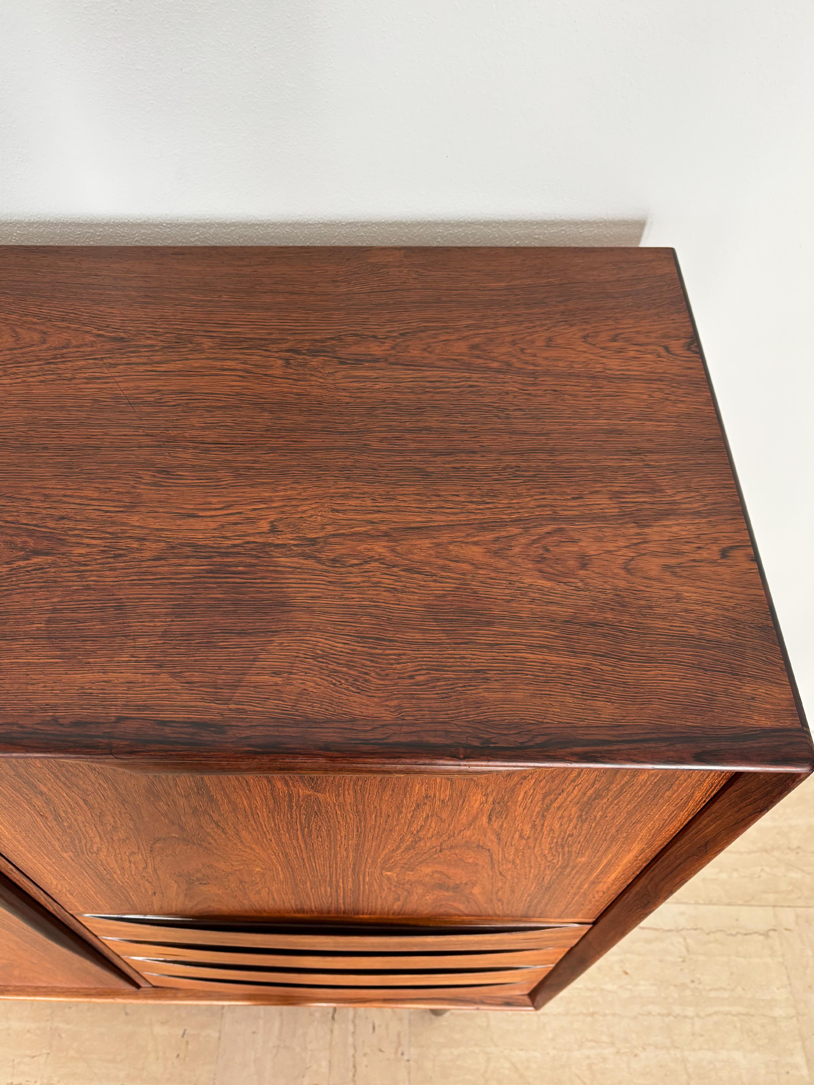 Skobvy Møbelfabrik Scandinavo Credenza Bar Cabinet in legno scuro 1950s in vendita 2
