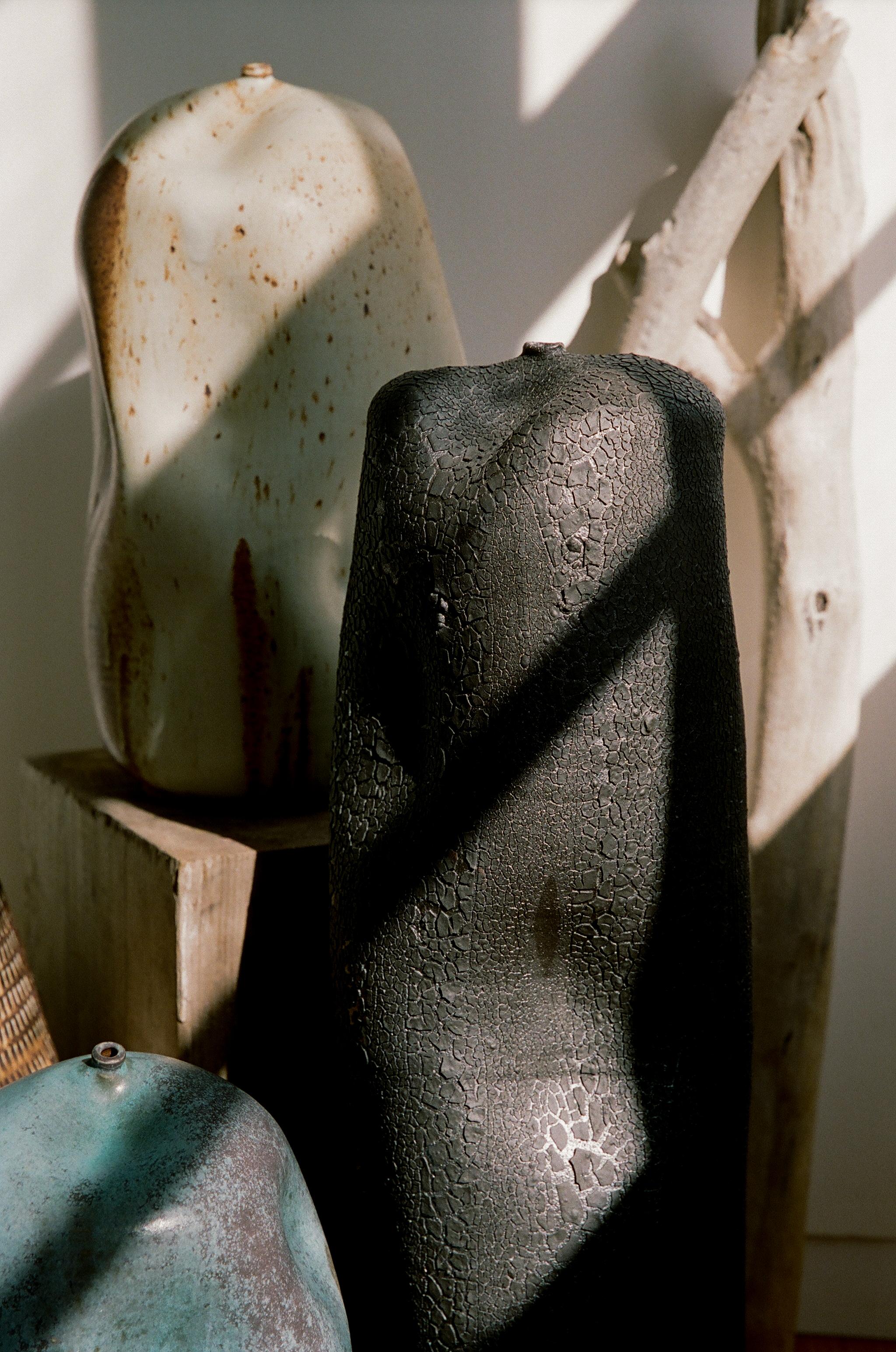 Skoby Joe Große schwarze texturierte Keramikvase, Mid-Century Modern, Gefäß Wabi Sabi (Moderne der Mitte des Jahrhunderts) im Angebot