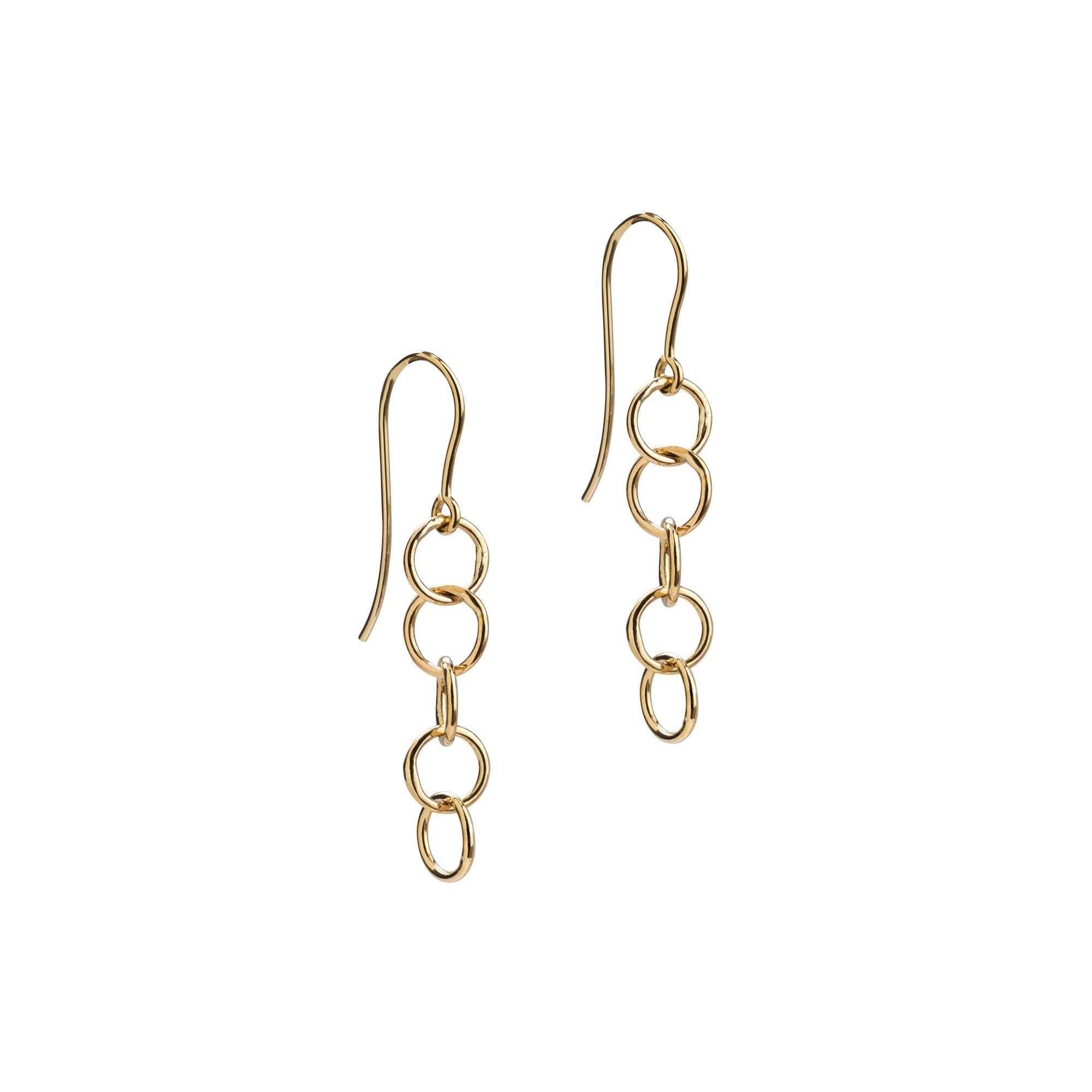 Composées de quatre anneaux en or 18kt qui s'entrecroisent, ces boucles d'oreilles en cascade se balancent librement à chaque pas.

Fabriqués à la main sur commande à partir d'or 18kt recyclé dans l'atelier de Skomer Studio situé dans le centre