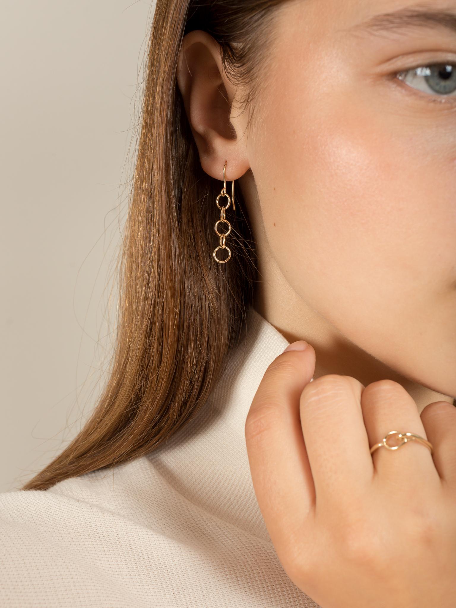 Contemporain Skomer Studio Fine Jewellery Boucles d'oreilles pendantes en or jaune 18 ct à maillons en Cascade en vente