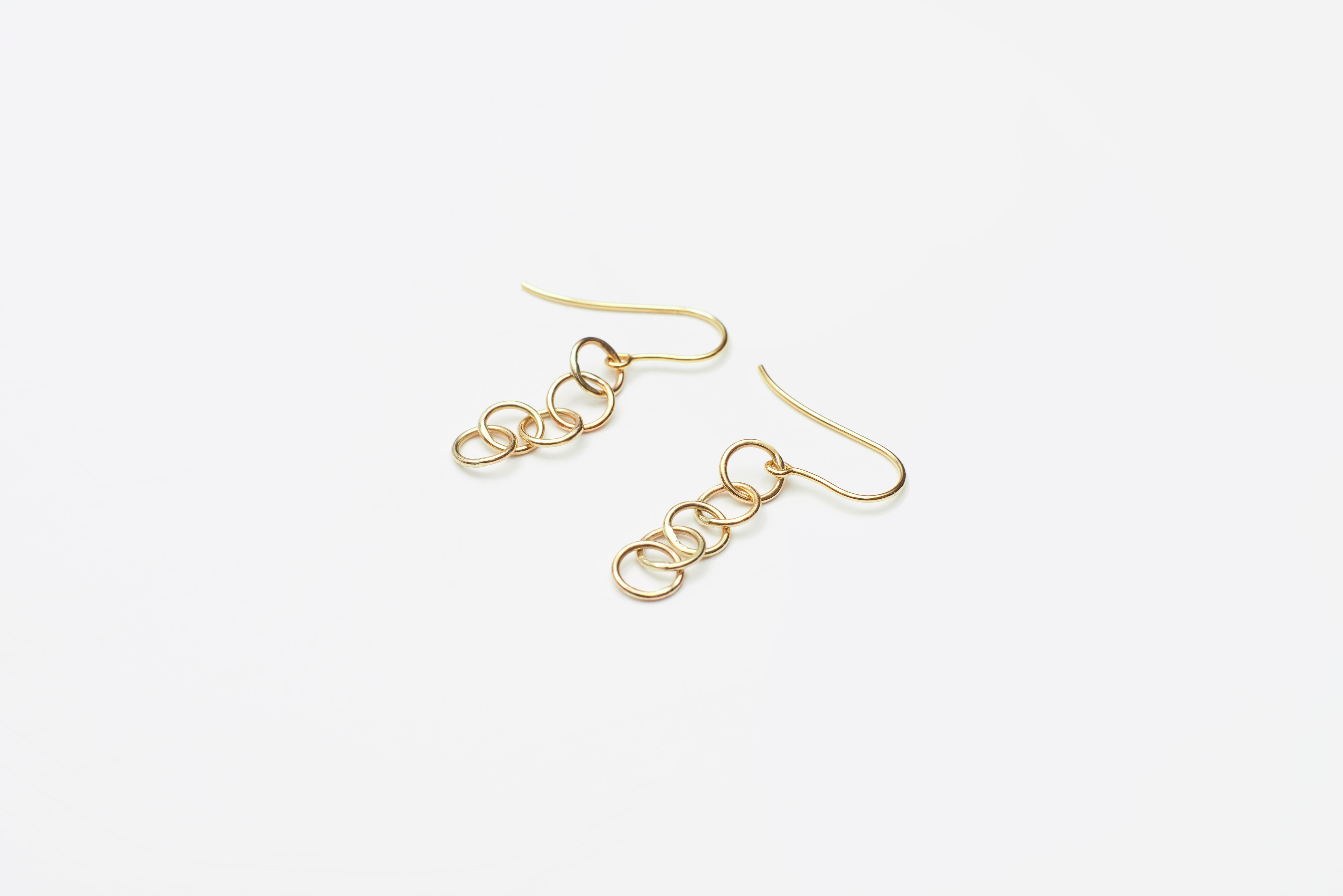 Skomer Studio Fine Jewellery Boucles d'oreilles pendantes en or jaune 18 ct à maillons en Cascade Pour femmes en vente