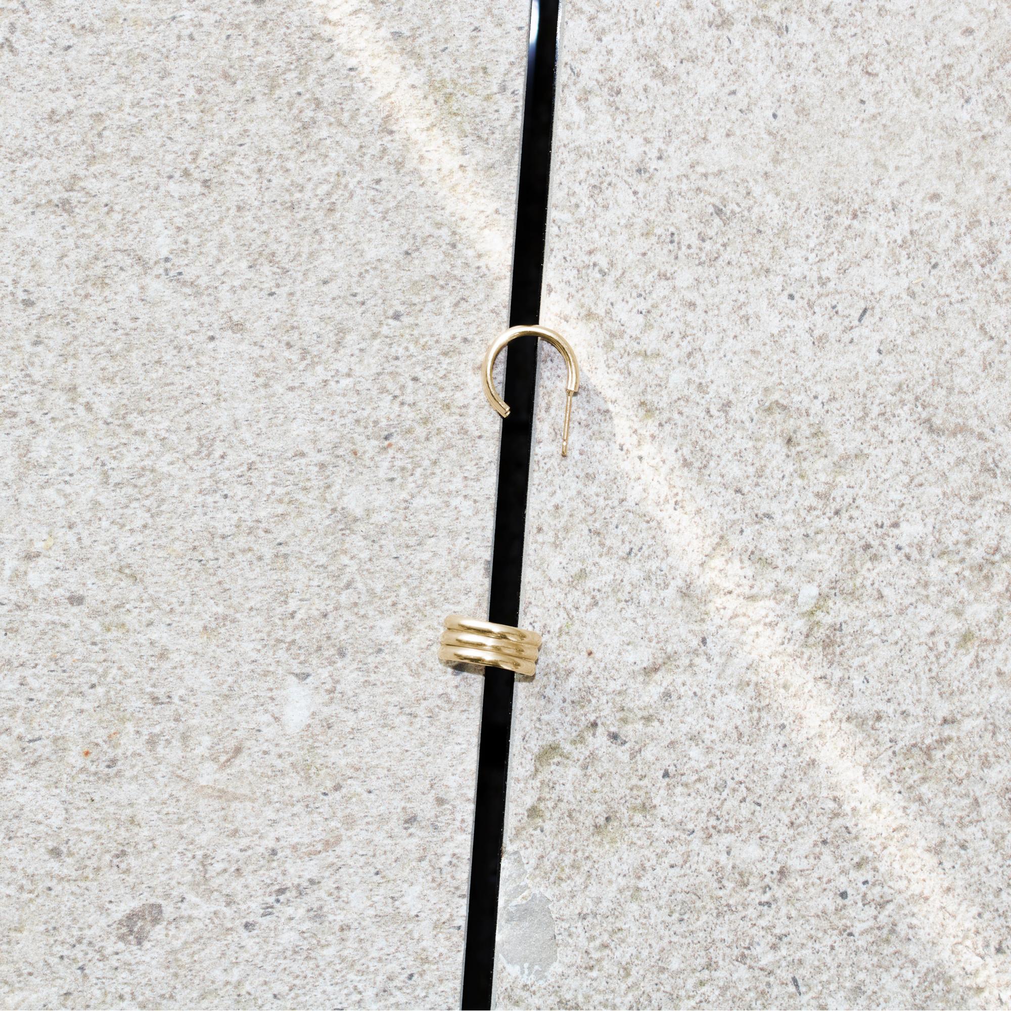 Skomer Studio A Jewellery 14kt Yellow Gold Trio Ridged Hoop Earrings Neuf - En vente à London, GB