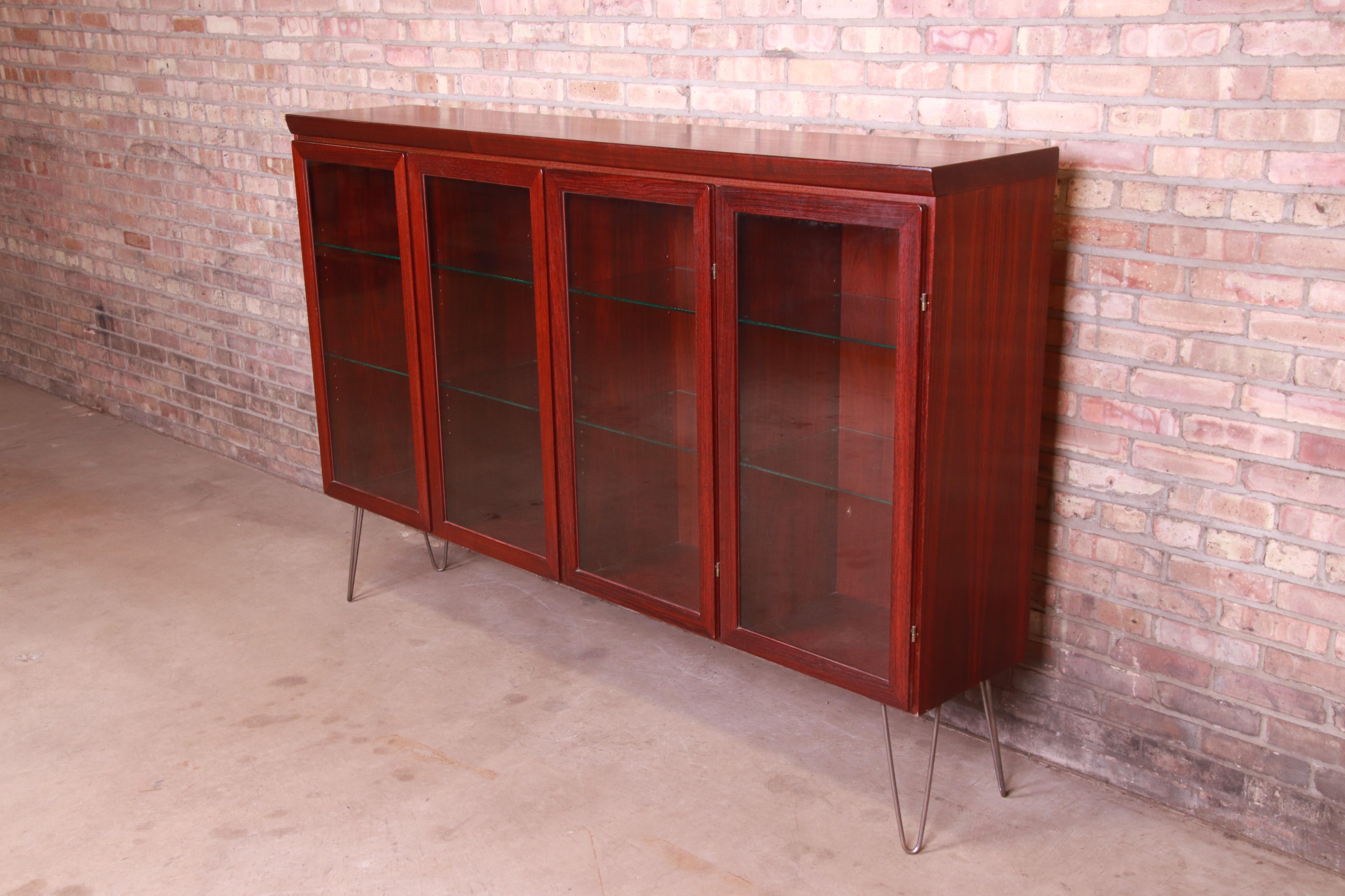 Skovby Danish Modern Rosewood Bookcase, Circa 1970s In Good Condition In South Bend, IN