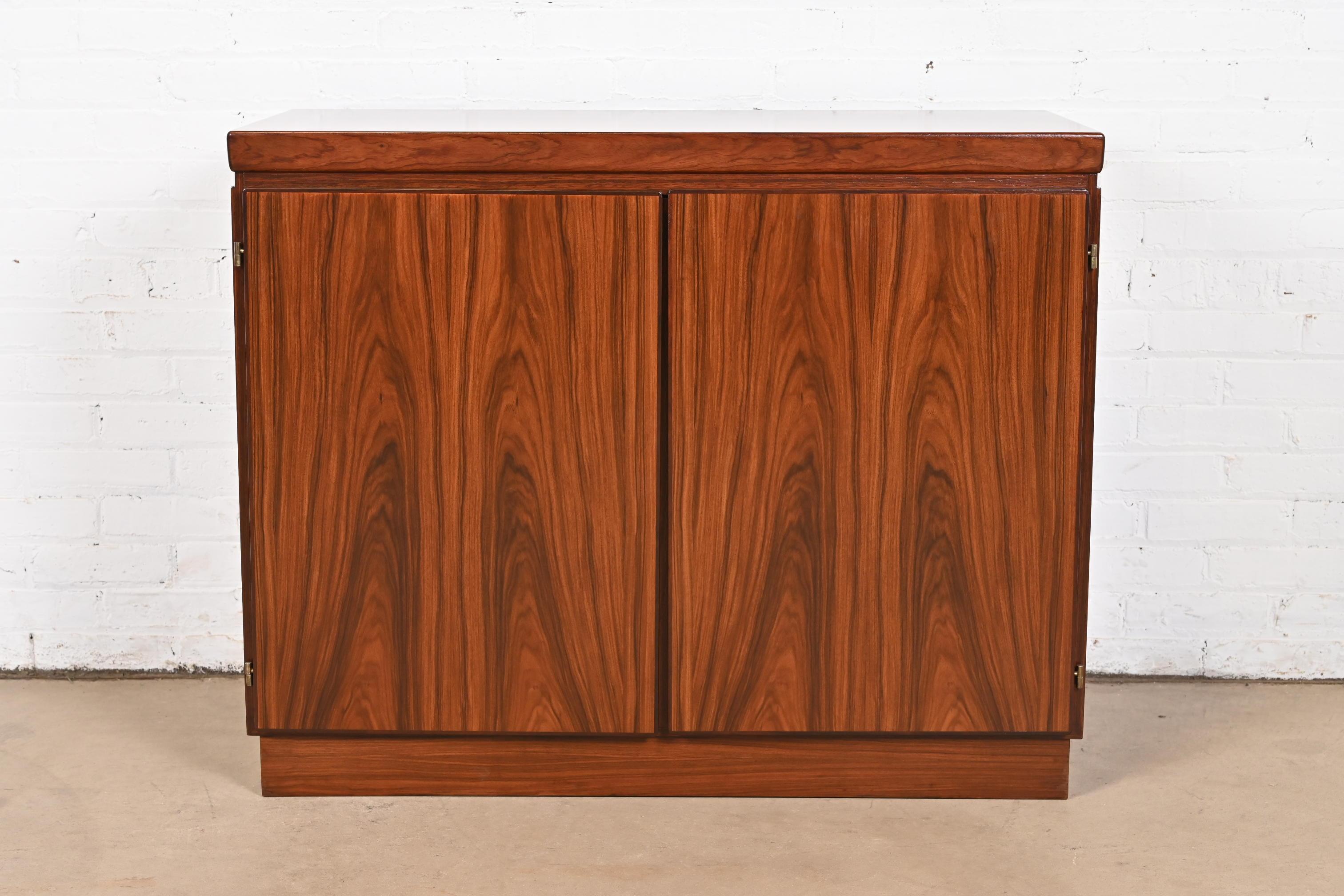 A sleek and stylish mid-century Danish Modern rosewood buffet server, compact credenza, or bar cabinet

By Skovby Møbelfabrik

Denmark, Circa 1970s

Measures: 40.38