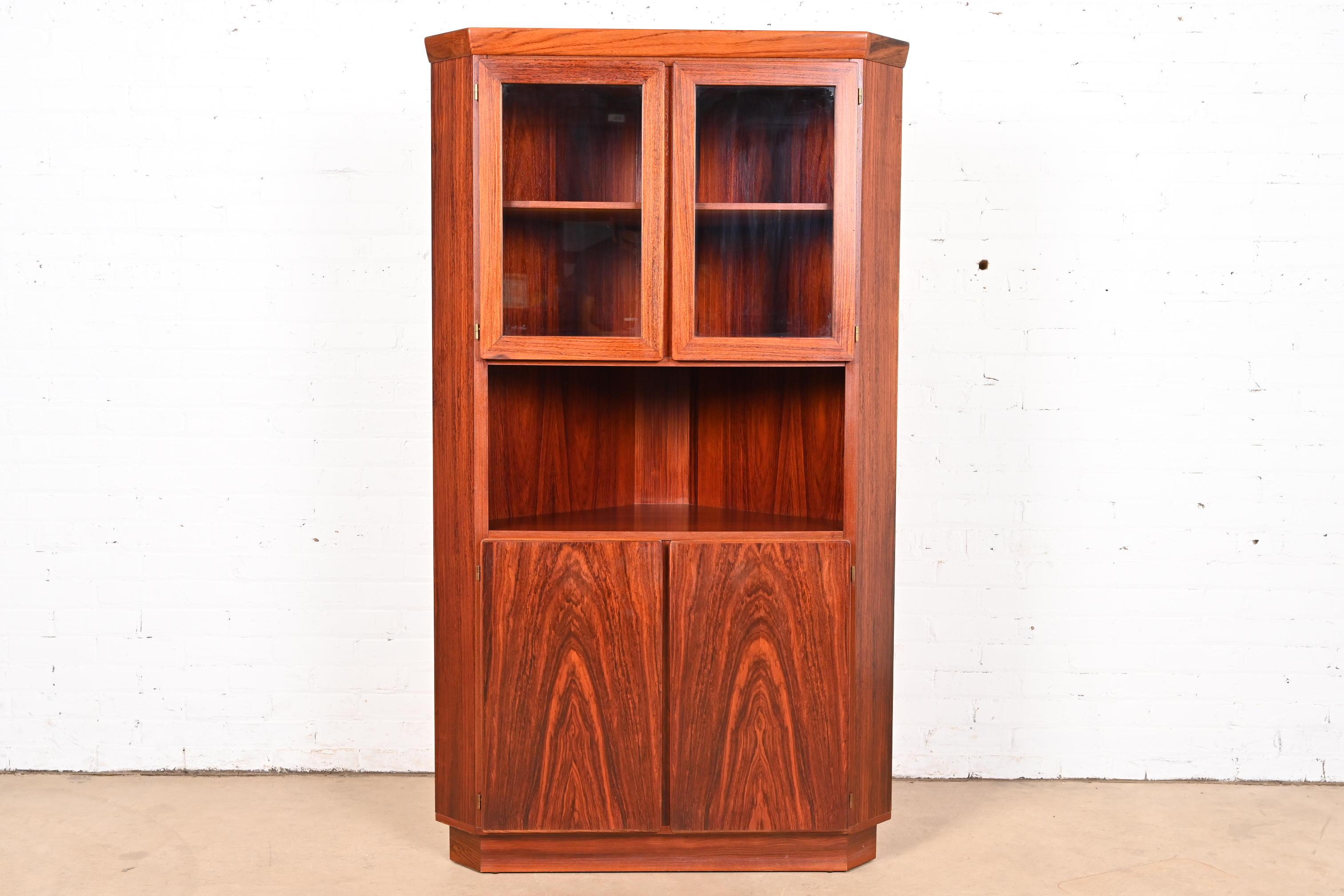 Un mobile bar o un mobile da pranzo angolare danese moderno di metà secolo, elegante e raffinato.

Da Skovby Møbelfabrik

Danimarca, circa anni '70

Splendido palissandro abbinato al libro, con ante in vetro sulla parte superiore.

Misure: 31,13