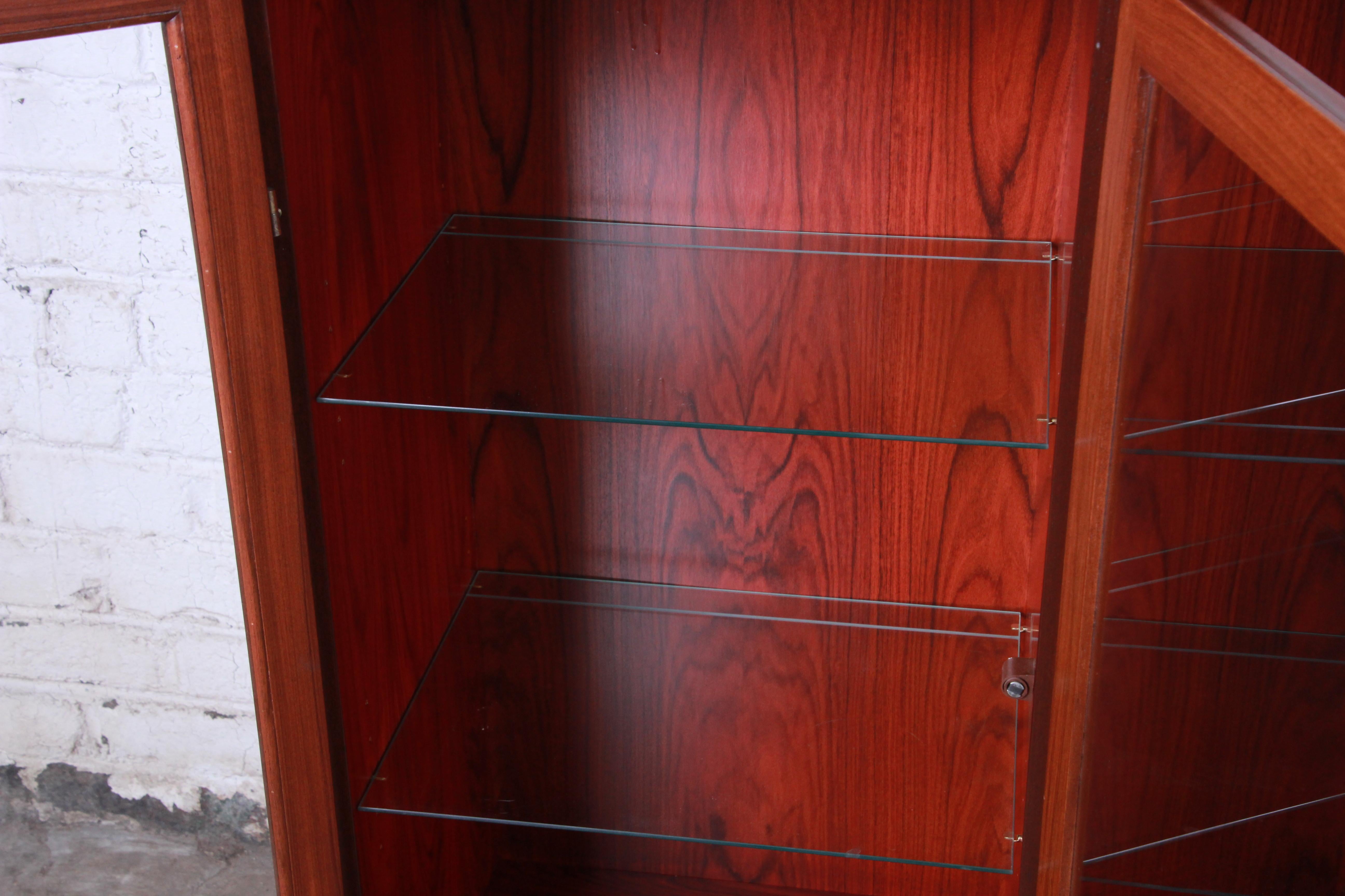Skovby Danish Modern Rosewood Glass Front Bookcase on Hairpin Legs In Good Condition In South Bend, IN