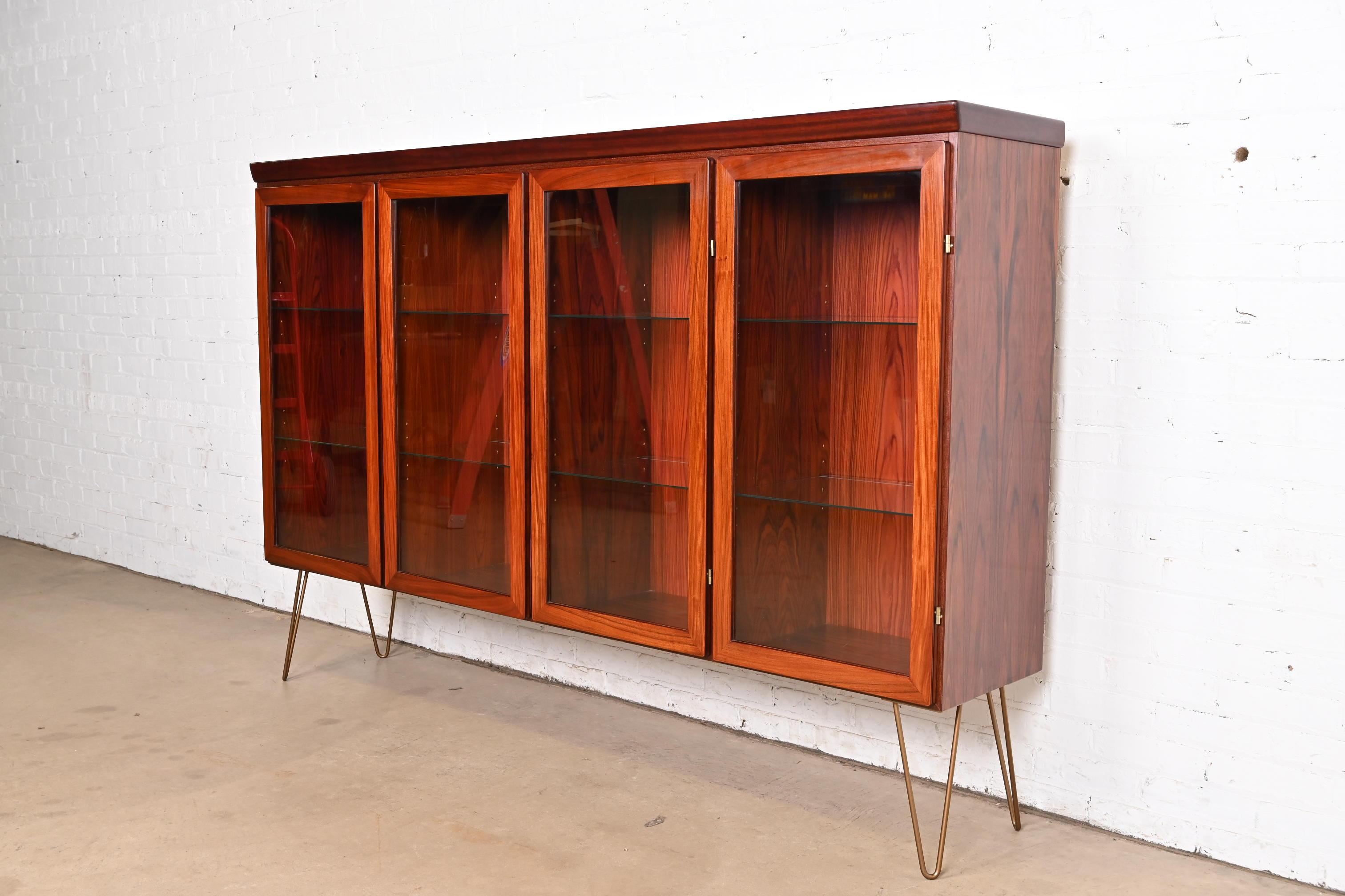 Skovby Danish Modern Rosewood Lighted Bookcase Cabinet, Circa 1970s In Good Condition In South Bend, IN
