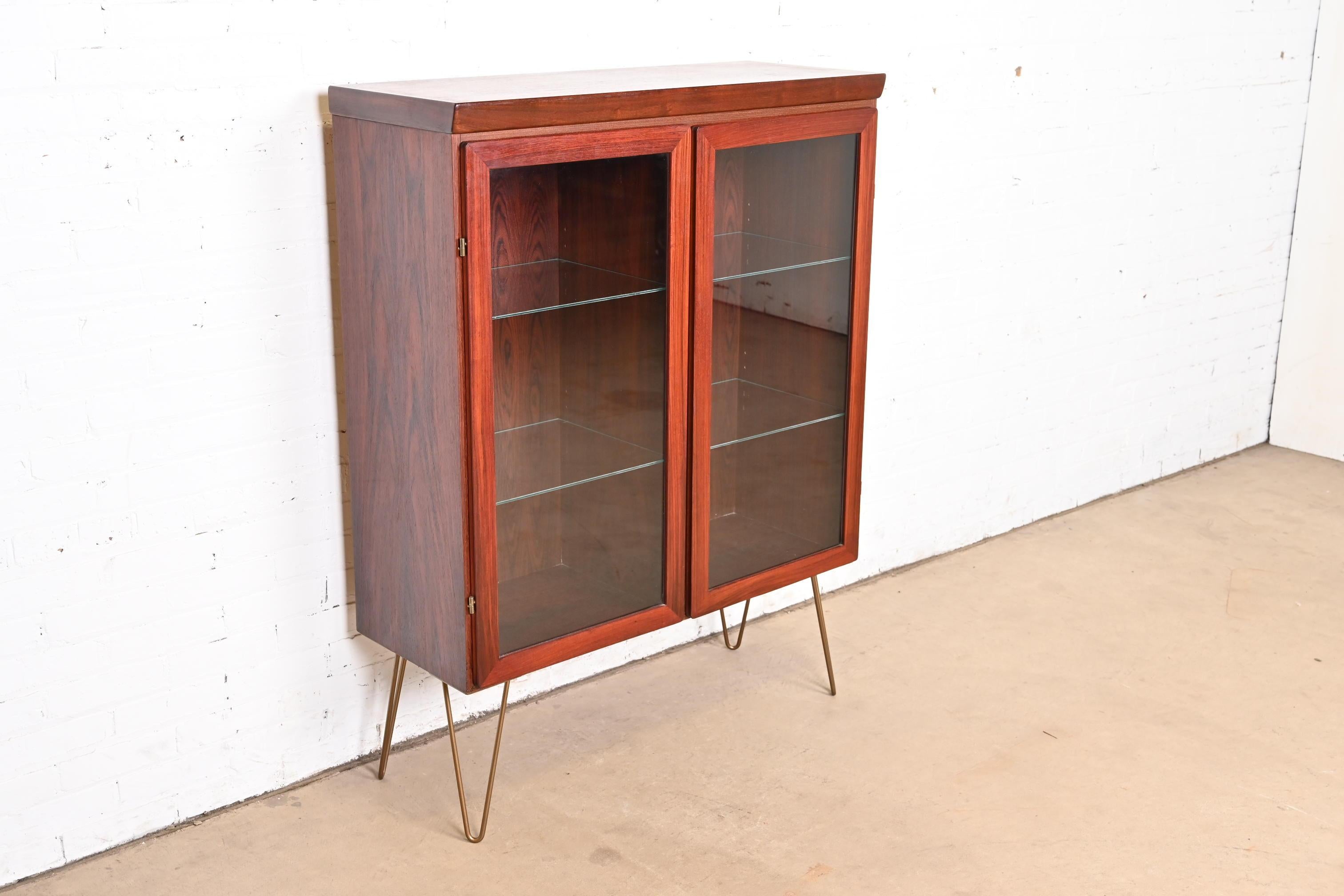 Mobile libreria illuminato in palissandro Skovby Danish Modern, circa anni '70 In condizioni buone in vendita a South Bend, IN