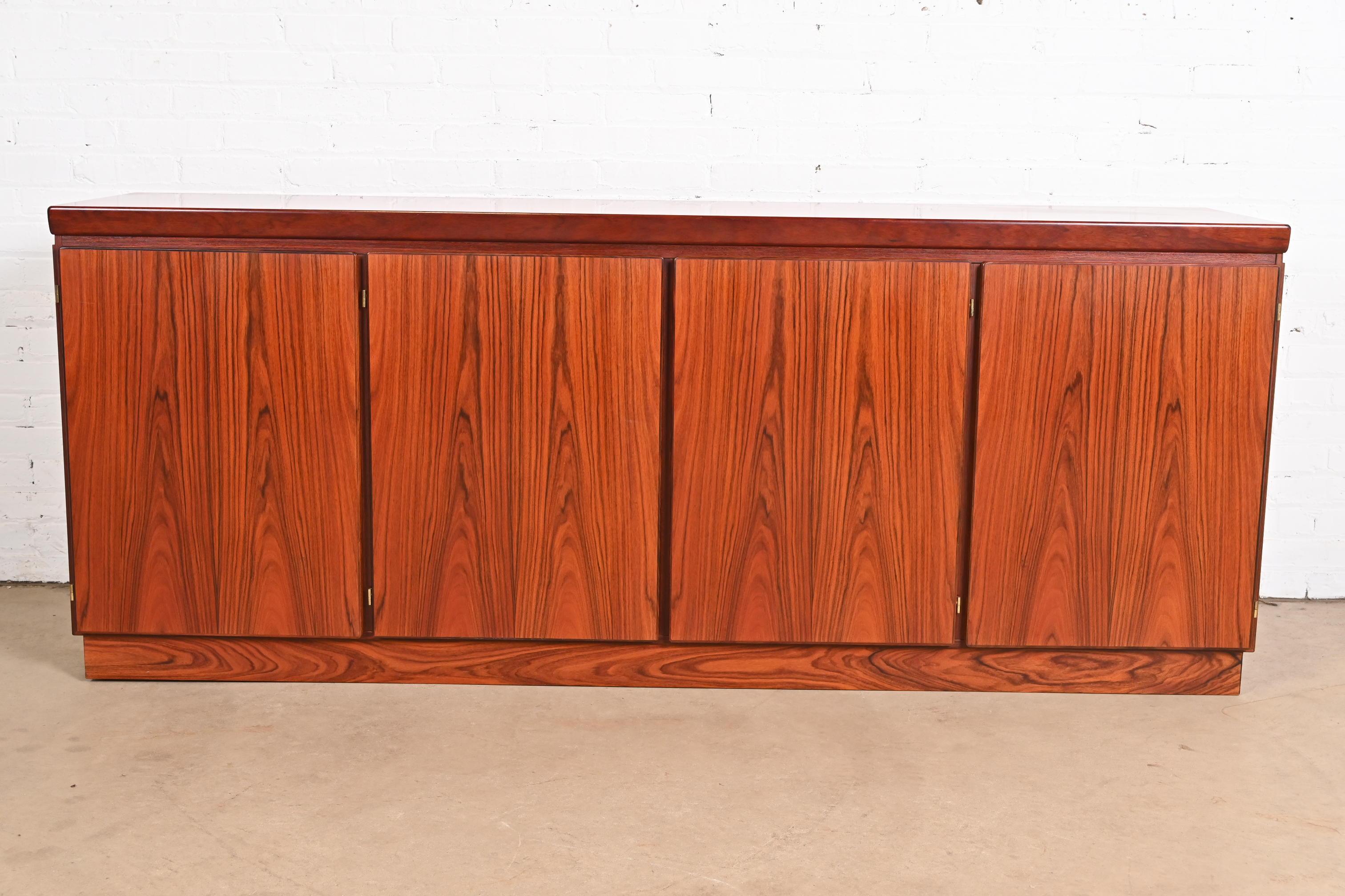Una credenza, un mobile bar o una credenza in palissandro in stile danese moderno di metà secolo, elegante e raffinato.

Da Skovby Møbelfabrik

Danimarca, circa anni '70

Misure: 80,5