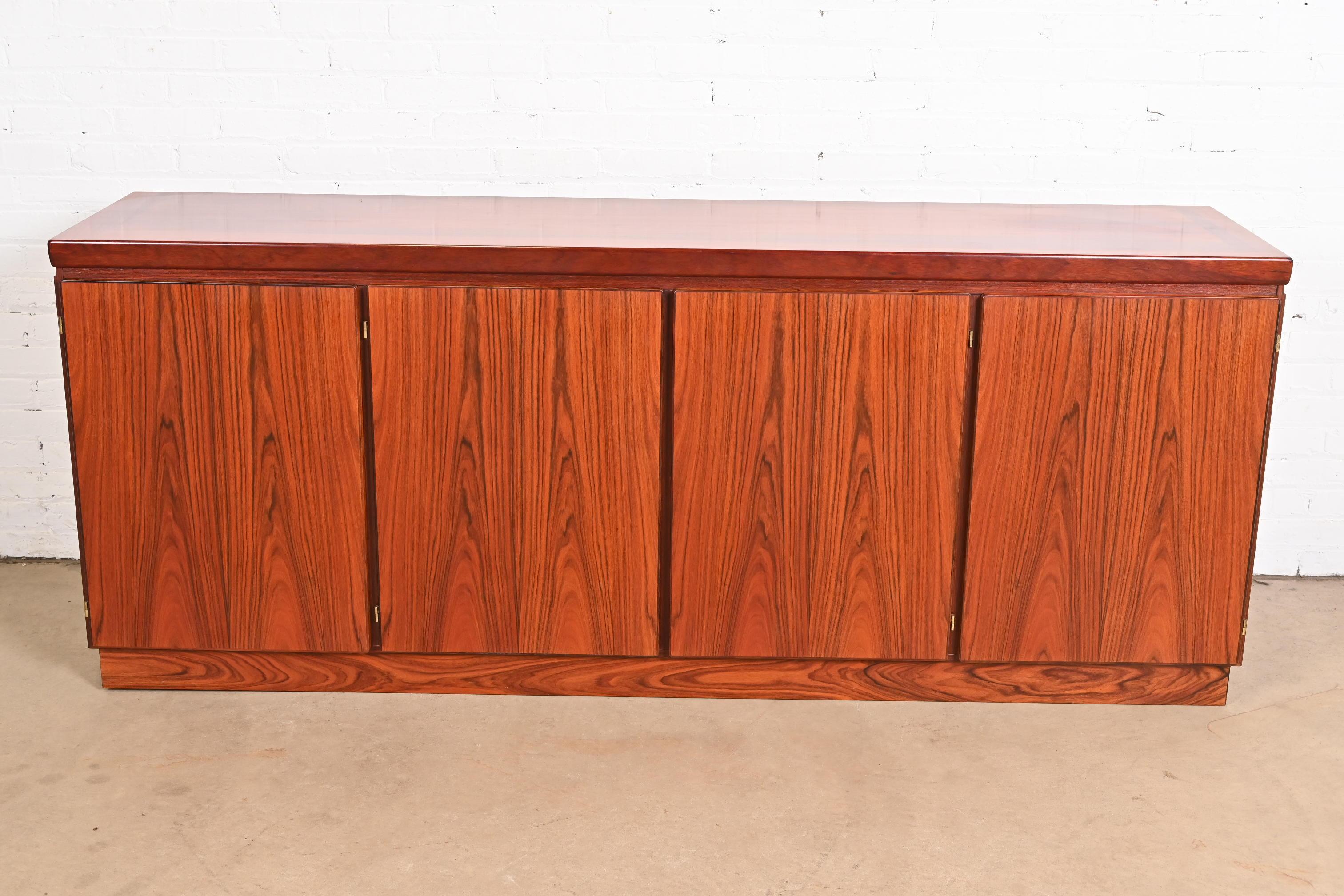 Mid-Century moderno Credenza moderna Skovby in palissandro, CIRCA ANNI '70 in vendita