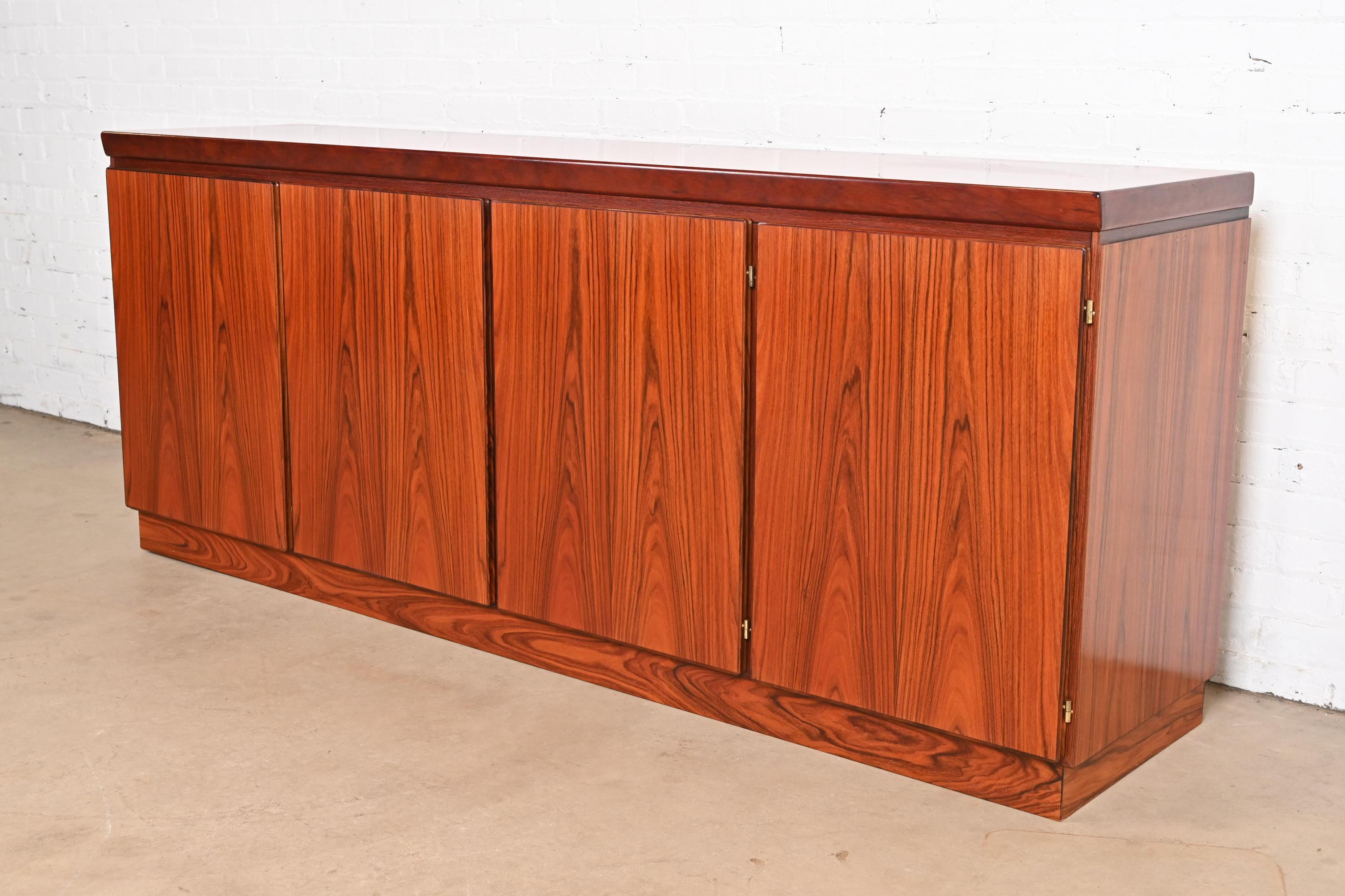 Danese Credenza moderna Skovby in palissandro, CIRCA ANNI '70 in vendita