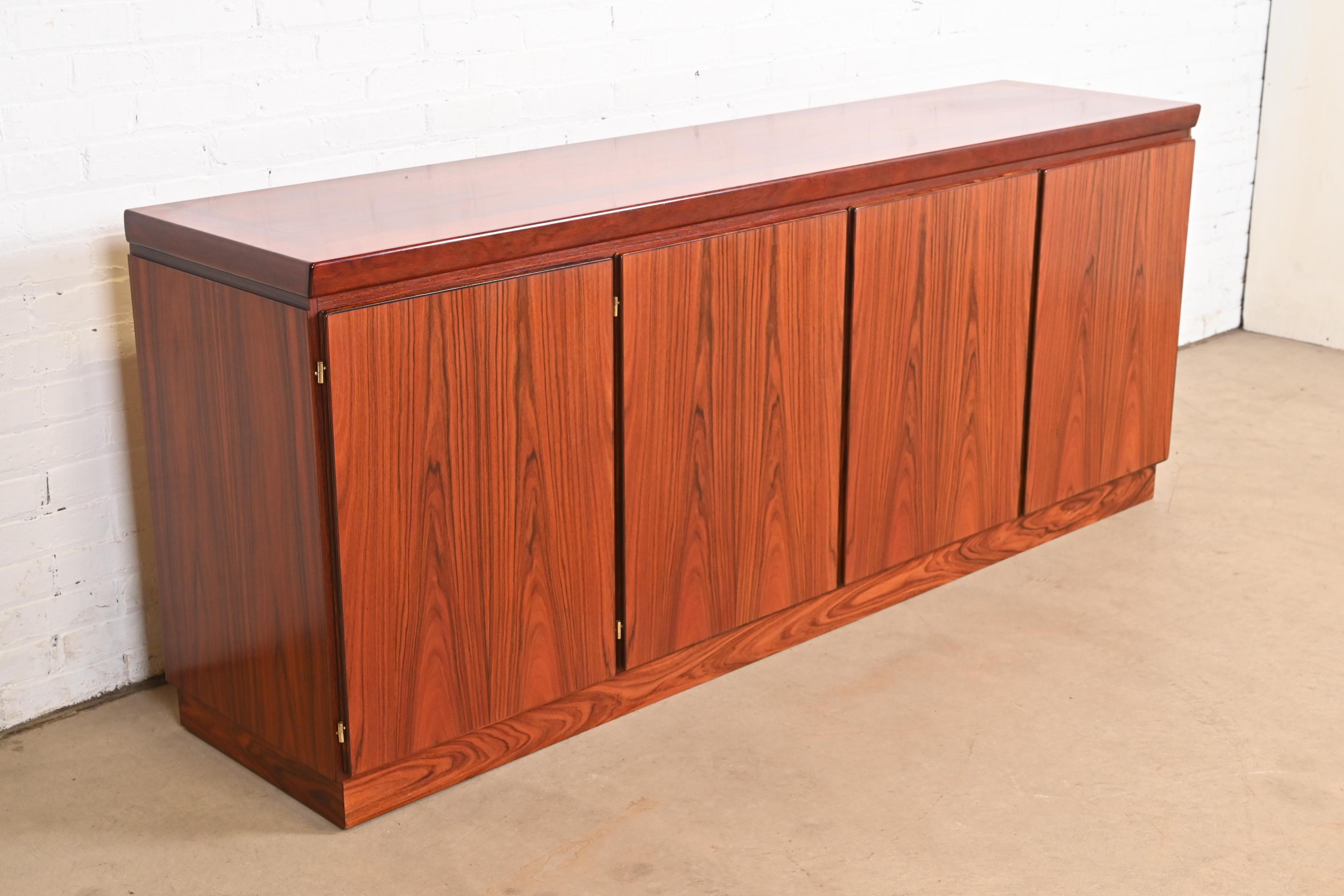 Credenza moderna Skovby in palissandro, CIRCA ANNI '70 In condizioni buone in vendita a South Bend, IN