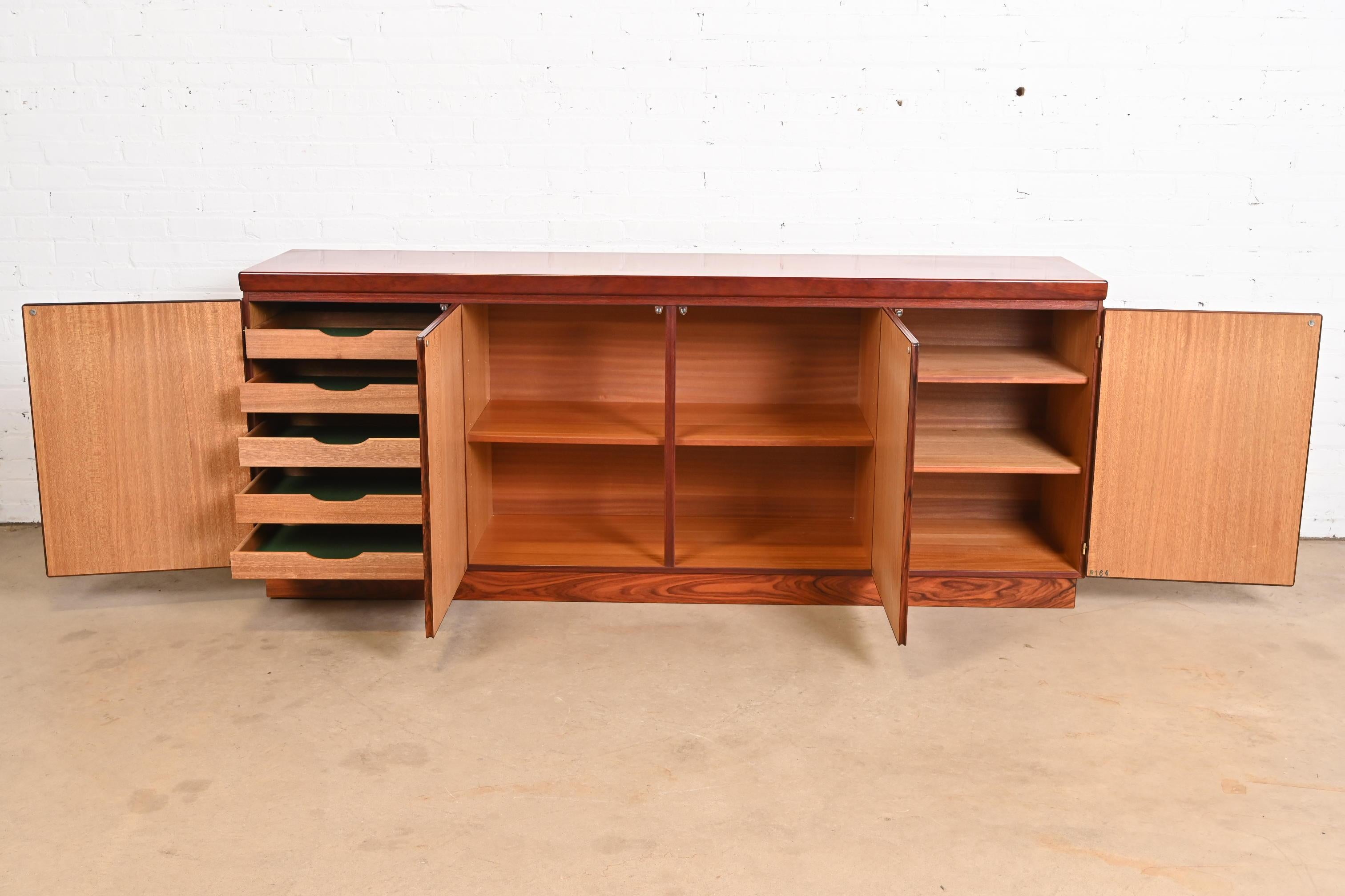 Fine XX secolo Credenza moderna Skovby in palissandro, CIRCA ANNI '70 in vendita