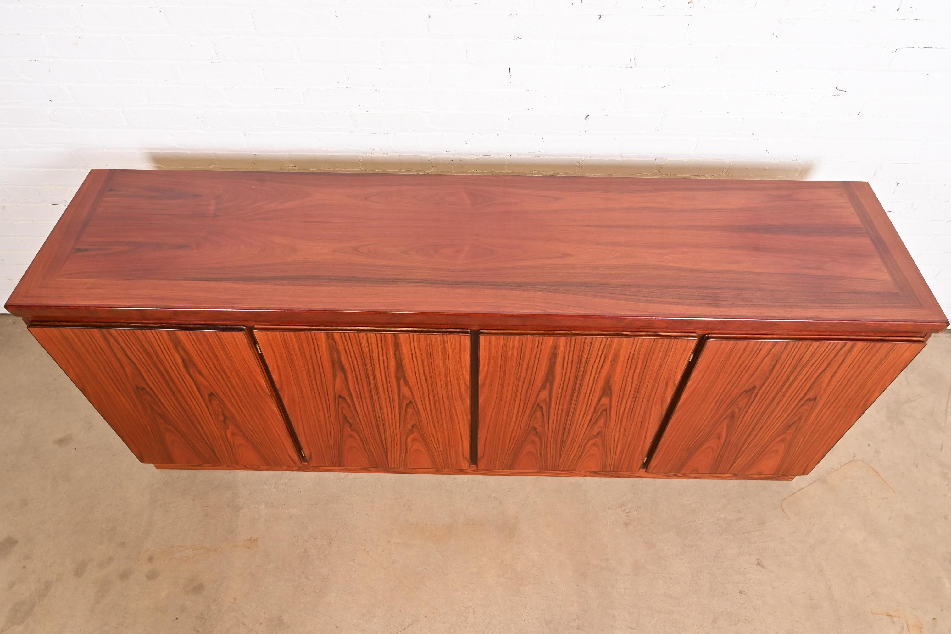Credenza moderna Skovby in palissandro, CIRCA ANNI '70 in vendita 2