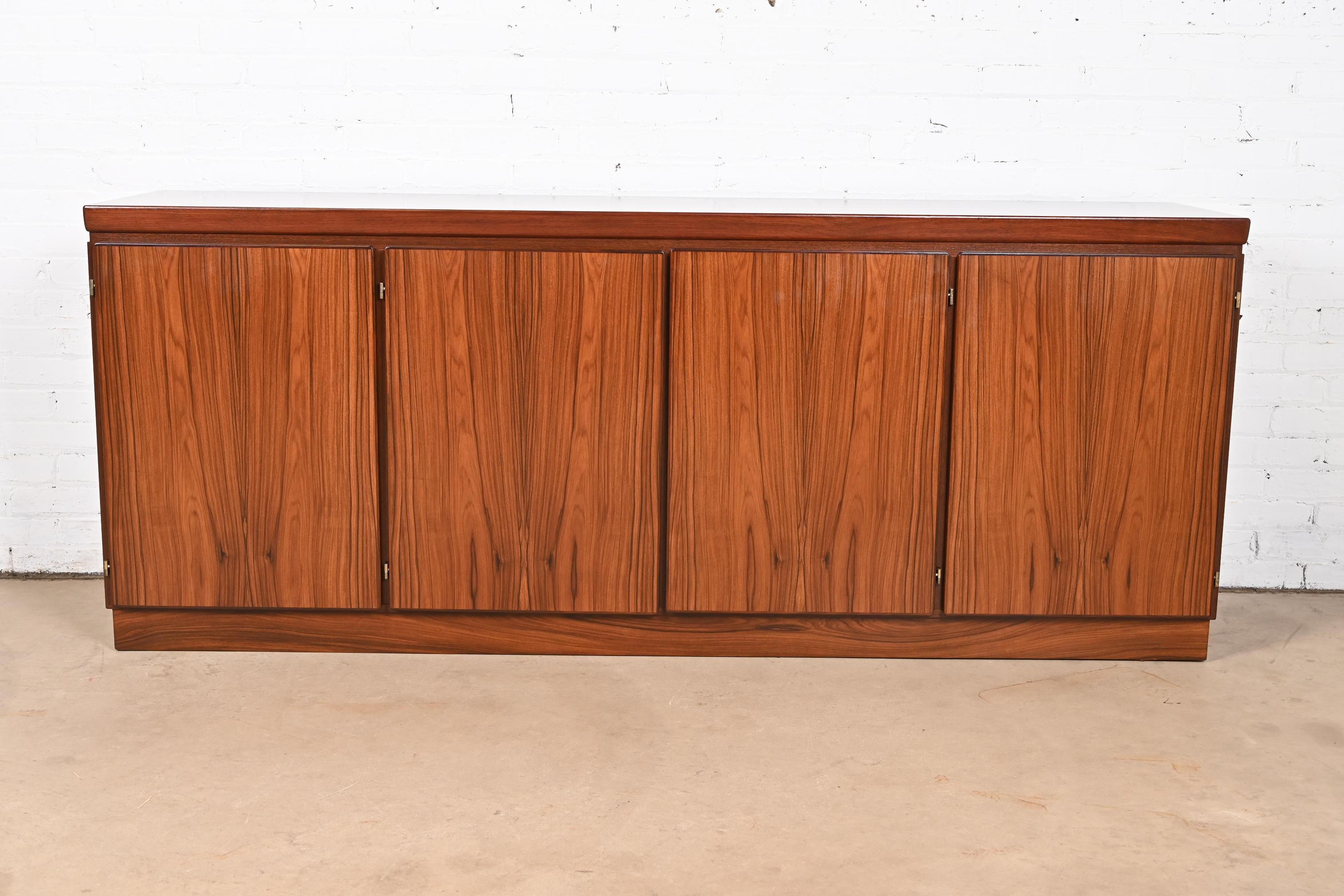 A sleek and stylish mid-century Danish Modern rosewood sideboard, credenza, or bar cabinet

By Skovby Møbelfabrik

Denmark, Circa 1970s

Measures: 80.5
