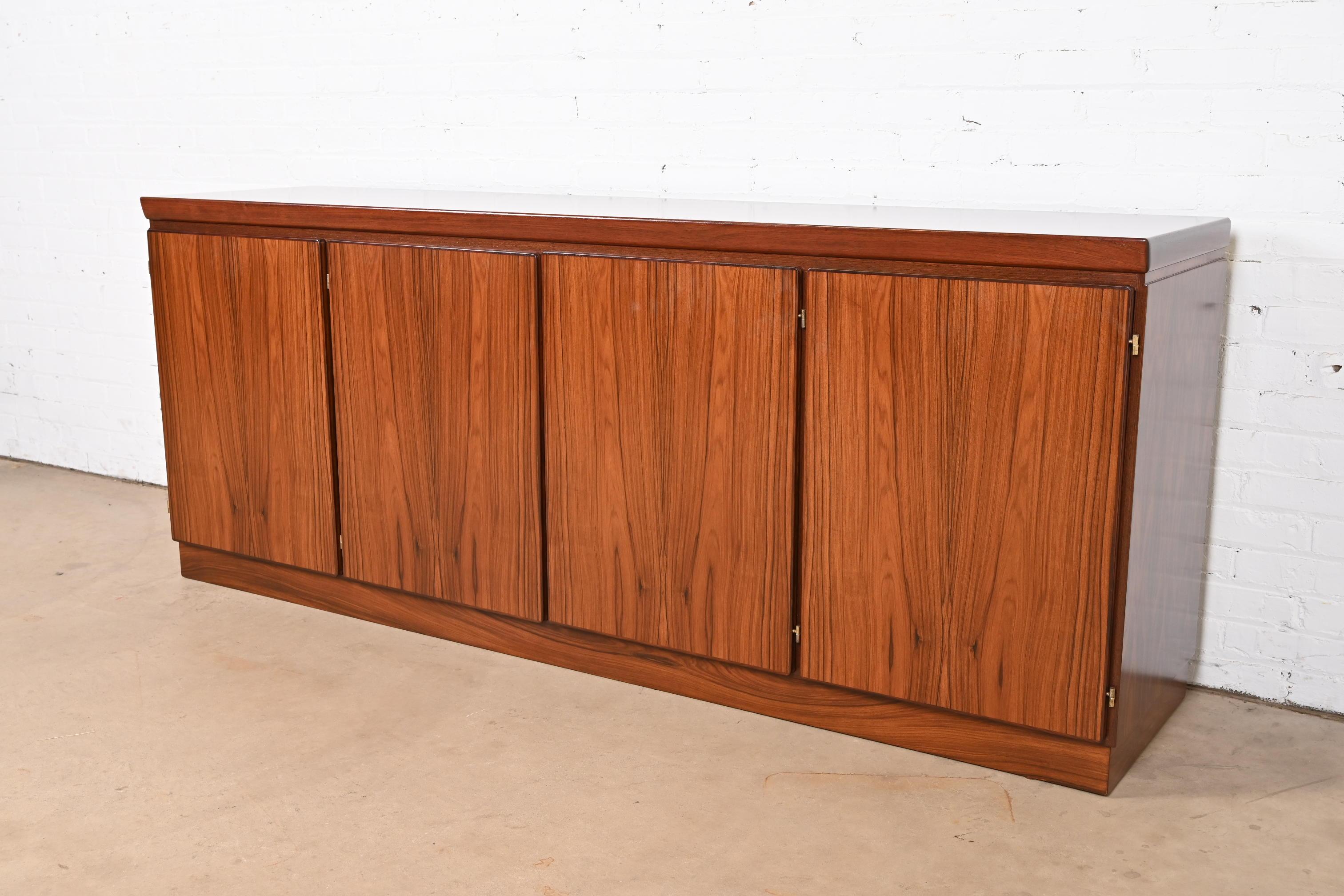 Skovby Danish Modern Rosewood Sideboard Credenza, Newly Refinished In Good Condition In South Bend, IN