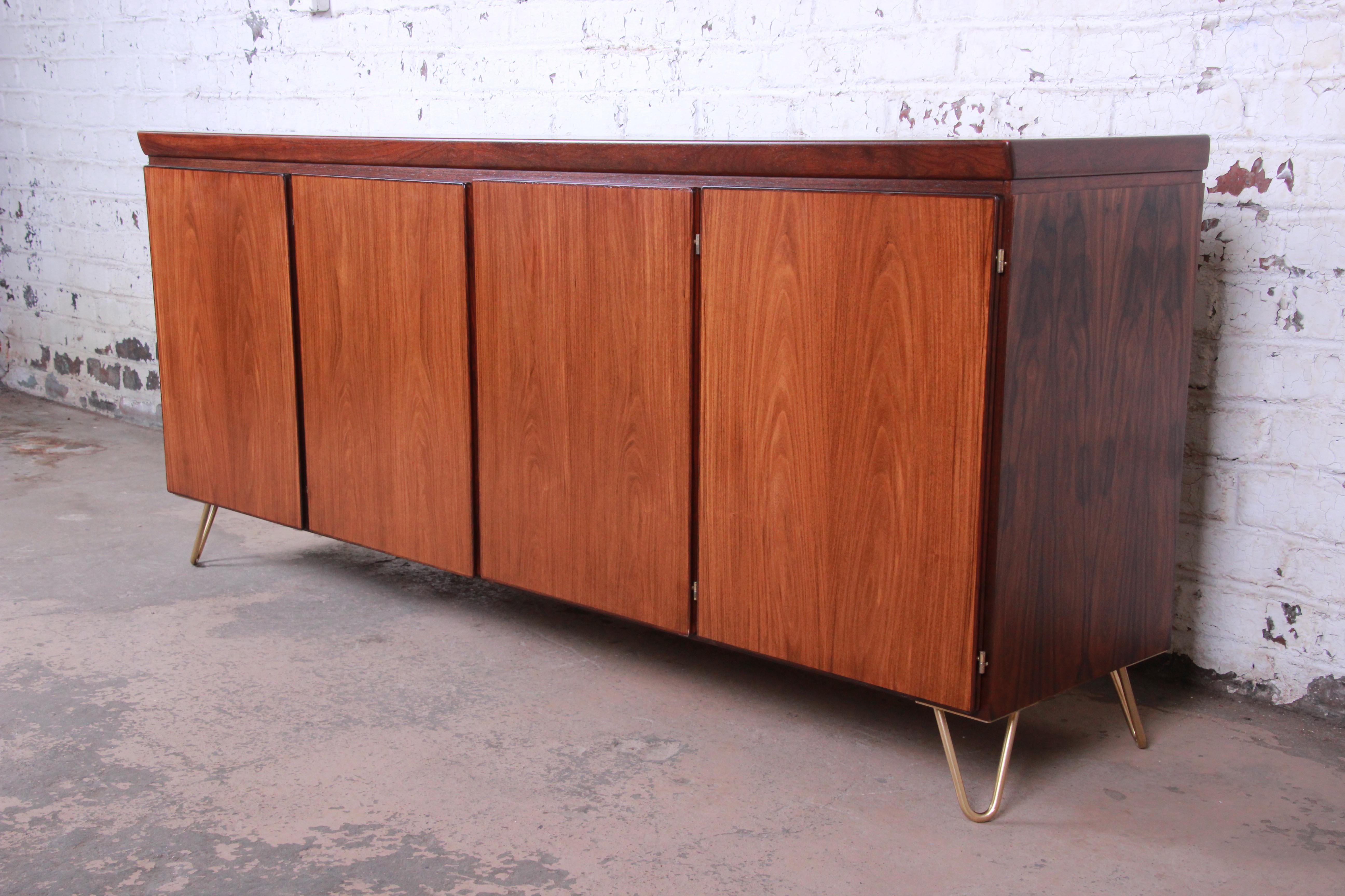 Offering an exceptional midcentury Danish modern rosewood sideboard or credenza by Skovby Møbelfabrik. The credenza features stunning rosewood grain and sleek, Minimalist Danish design. It offers ample room for storage, with five felt-lined