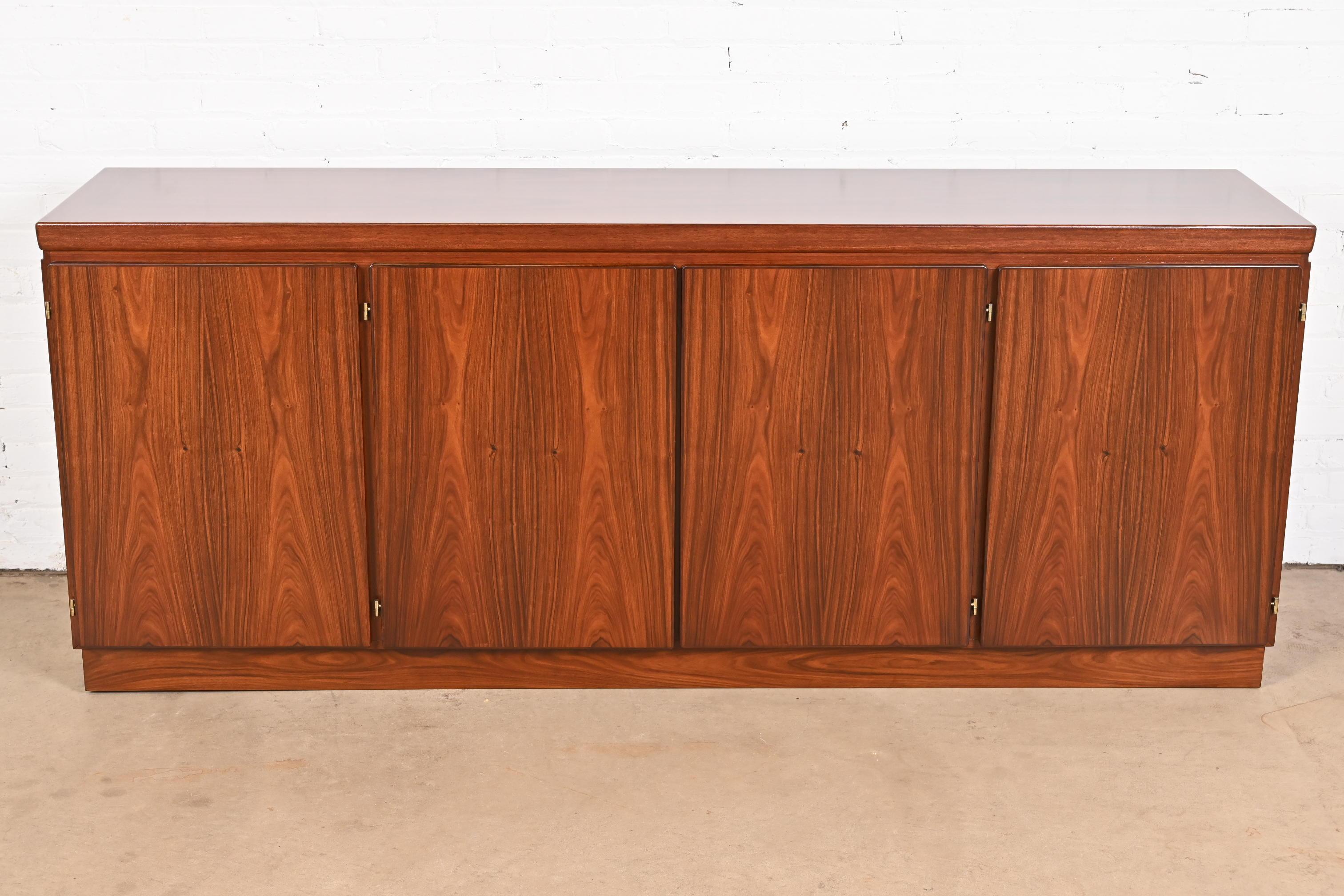 A sleek and stylish mid-century Danish Modern rosewood sideboard, credenza, or bar cabinet

By Skovby Møbelfabrik

Denmark, Circa 1970s

Measures: 80.5