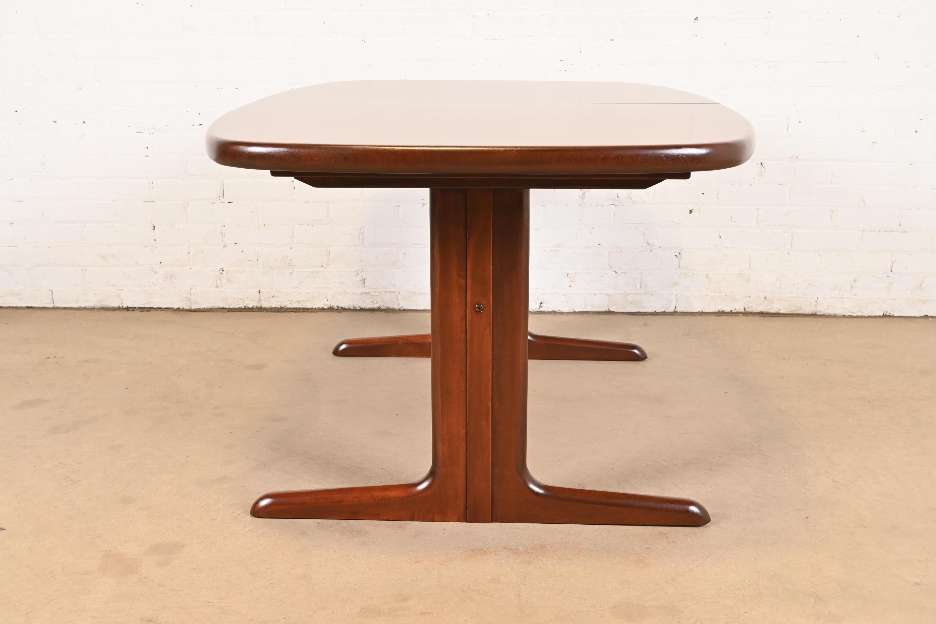 Skovby Danish Modern Sculpted Rosewood Extension Dining Table, Newly Refinished For Sale 6