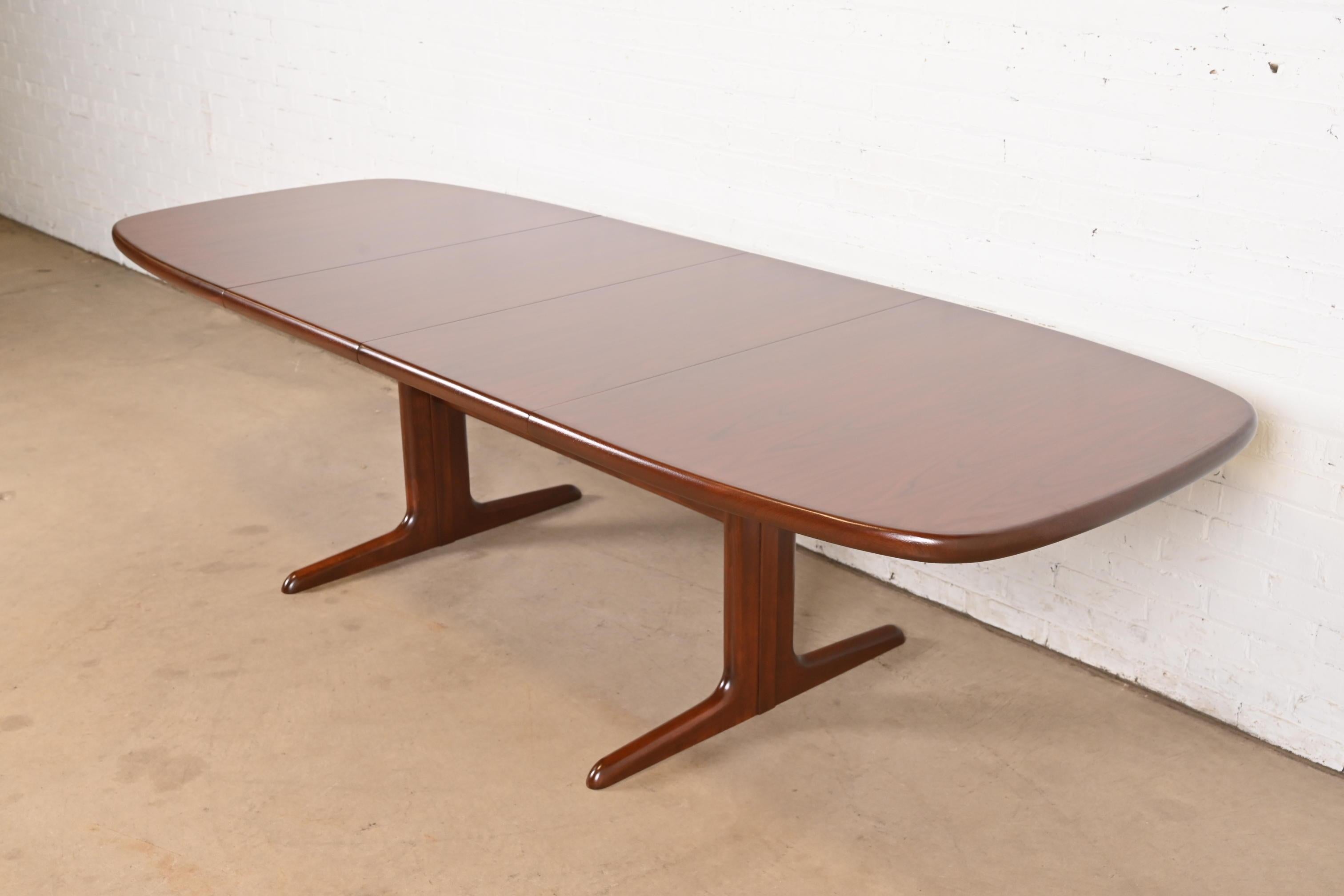 A sleek and stylish mid-century Danish Modern sculpted rosewood extension dining table

By Skovby Møbelfabrik

Denmark, Circa 1970s

Measures: 65