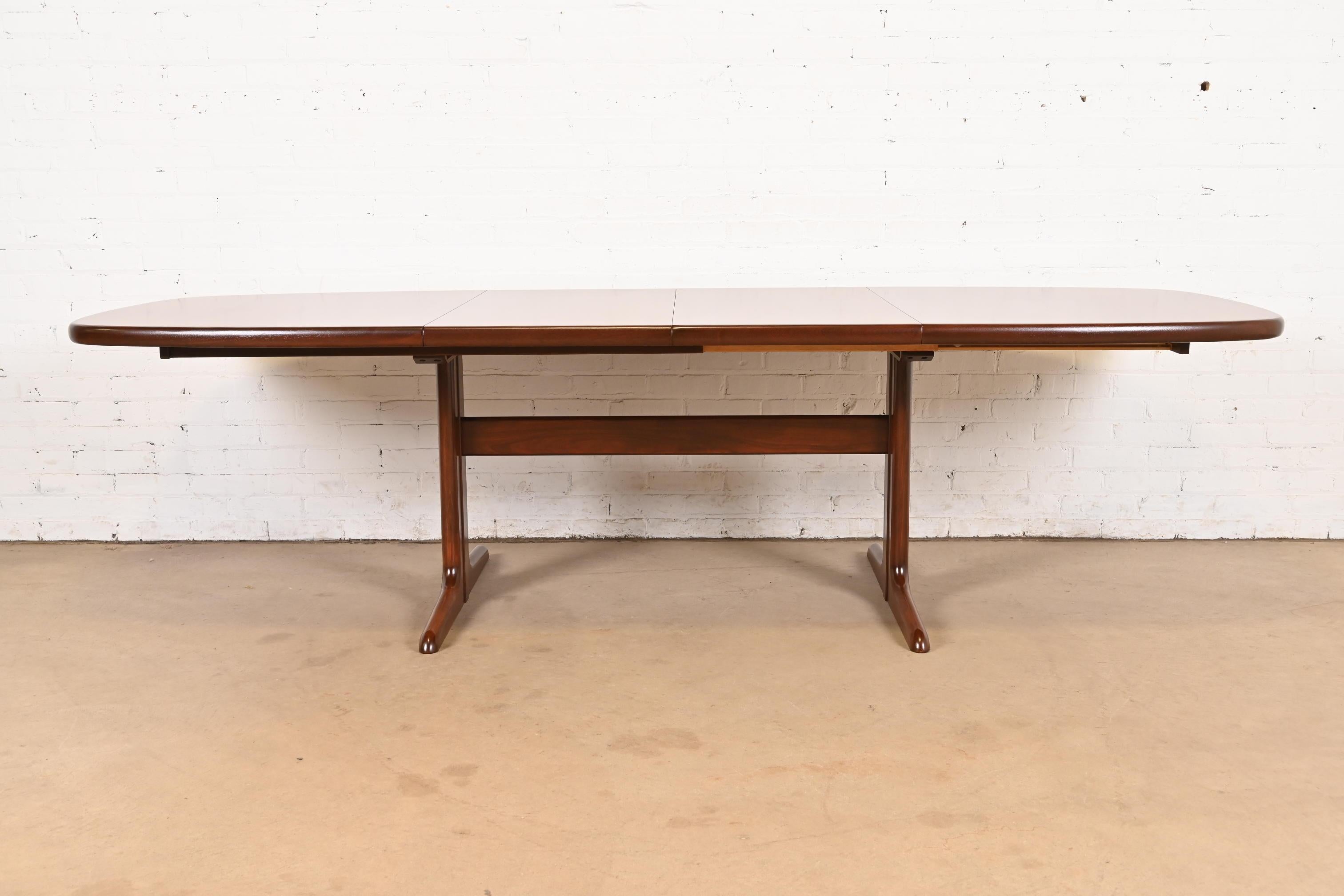 Skovby Danish Modern Sculpted Rosewood Extension Dining Table, Newly Refinished In Good Condition For Sale In South Bend, IN