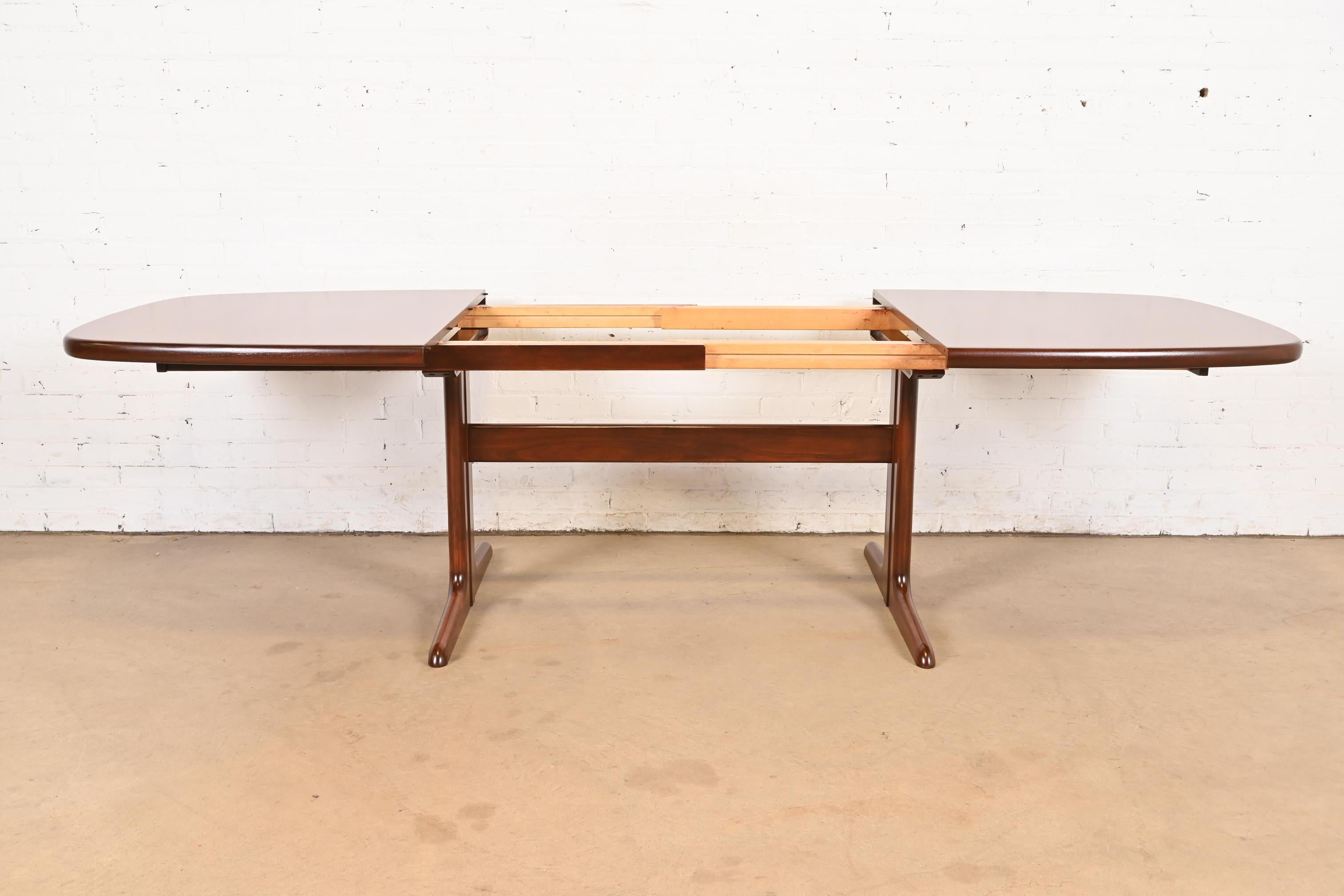 Skovby Danish Modern Sculpted Rosewood Extension Dining Table, Newly Refinished For Sale 2