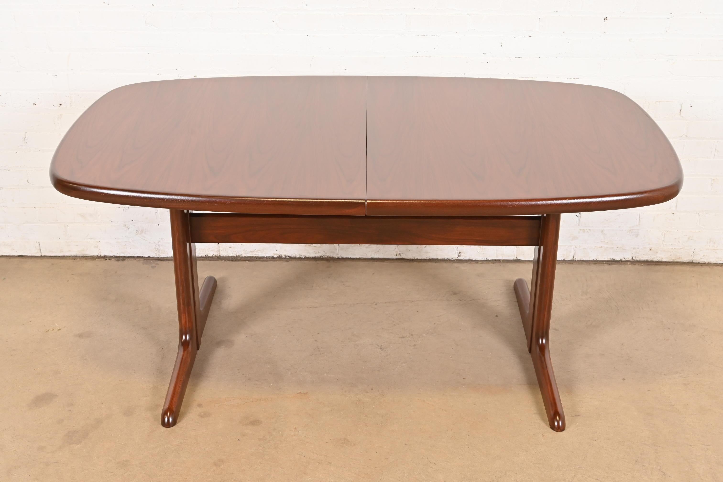 Skovby Danish Modern Sculpted Rosewood Extension Dining Table, Newly Refinished For Sale 3