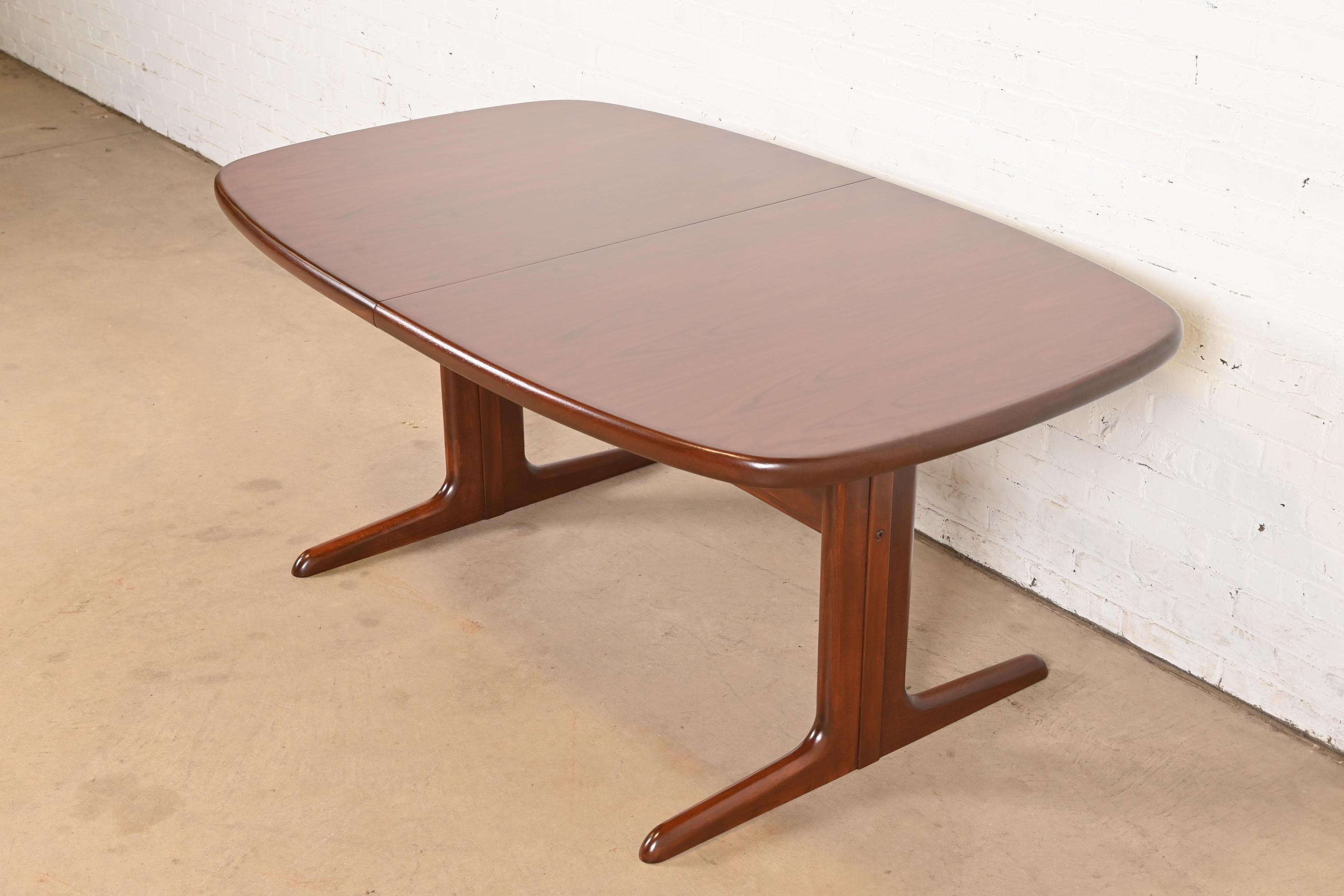 Skovby Danish Modern Sculpted Rosewood Extension Dining Table, Newly Refinished For Sale 4