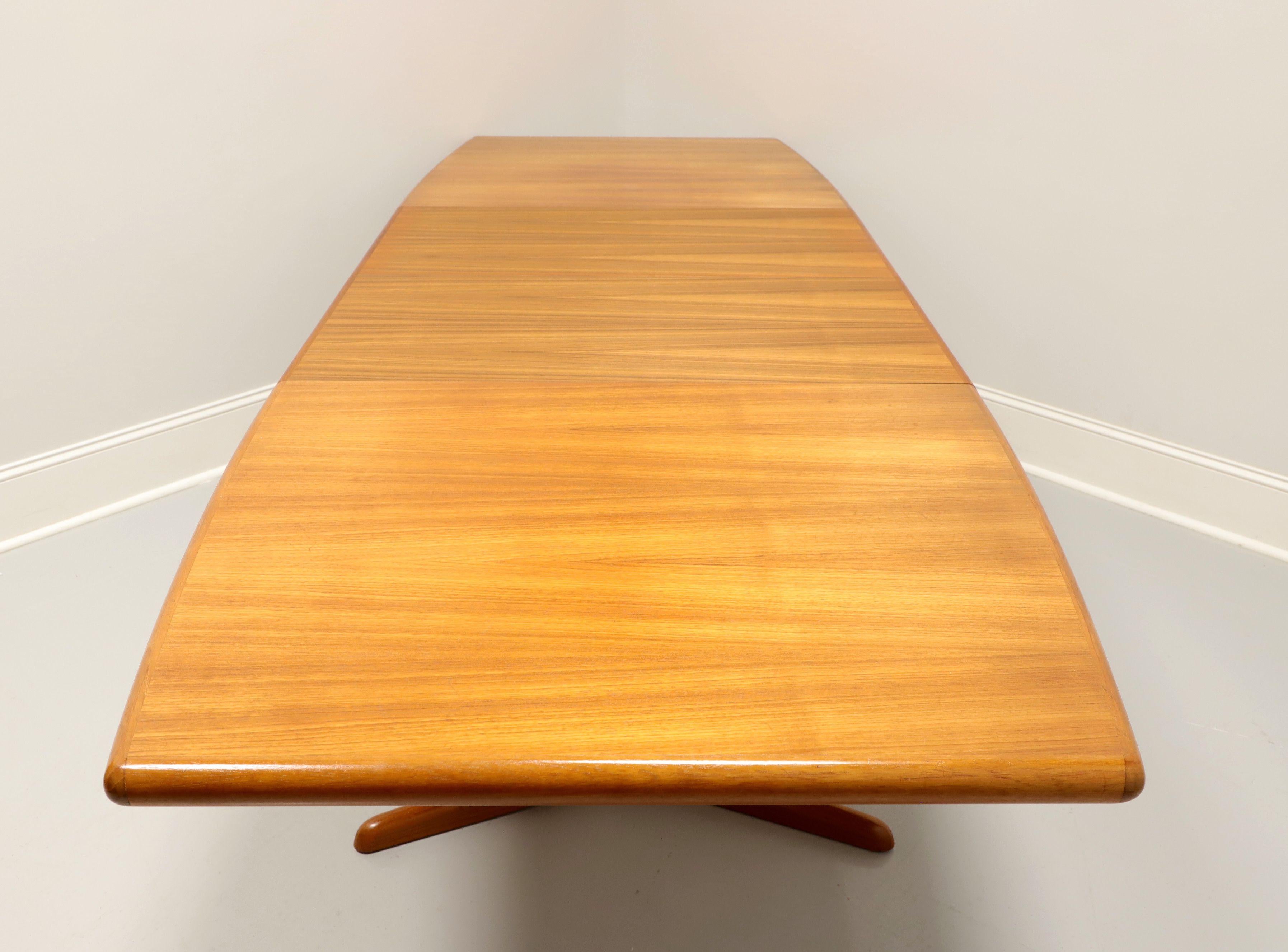 SKOVBY Danish Modern Teak Dining Table In Good Condition In Charlotte, NC