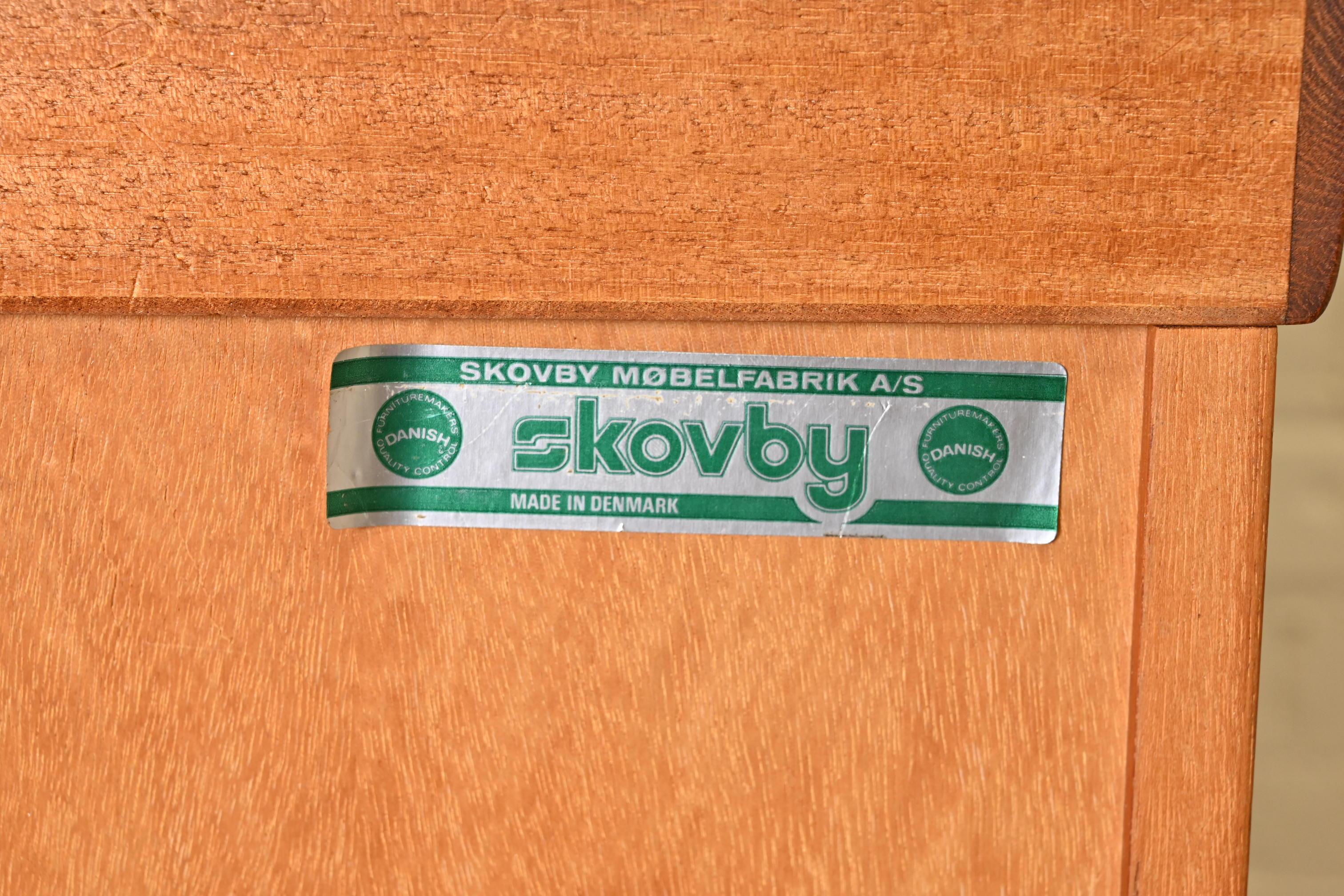 Skovby, bibliothèque moderne danoise en teck et verre éclairé sur pieds en épingle à cheveux 9