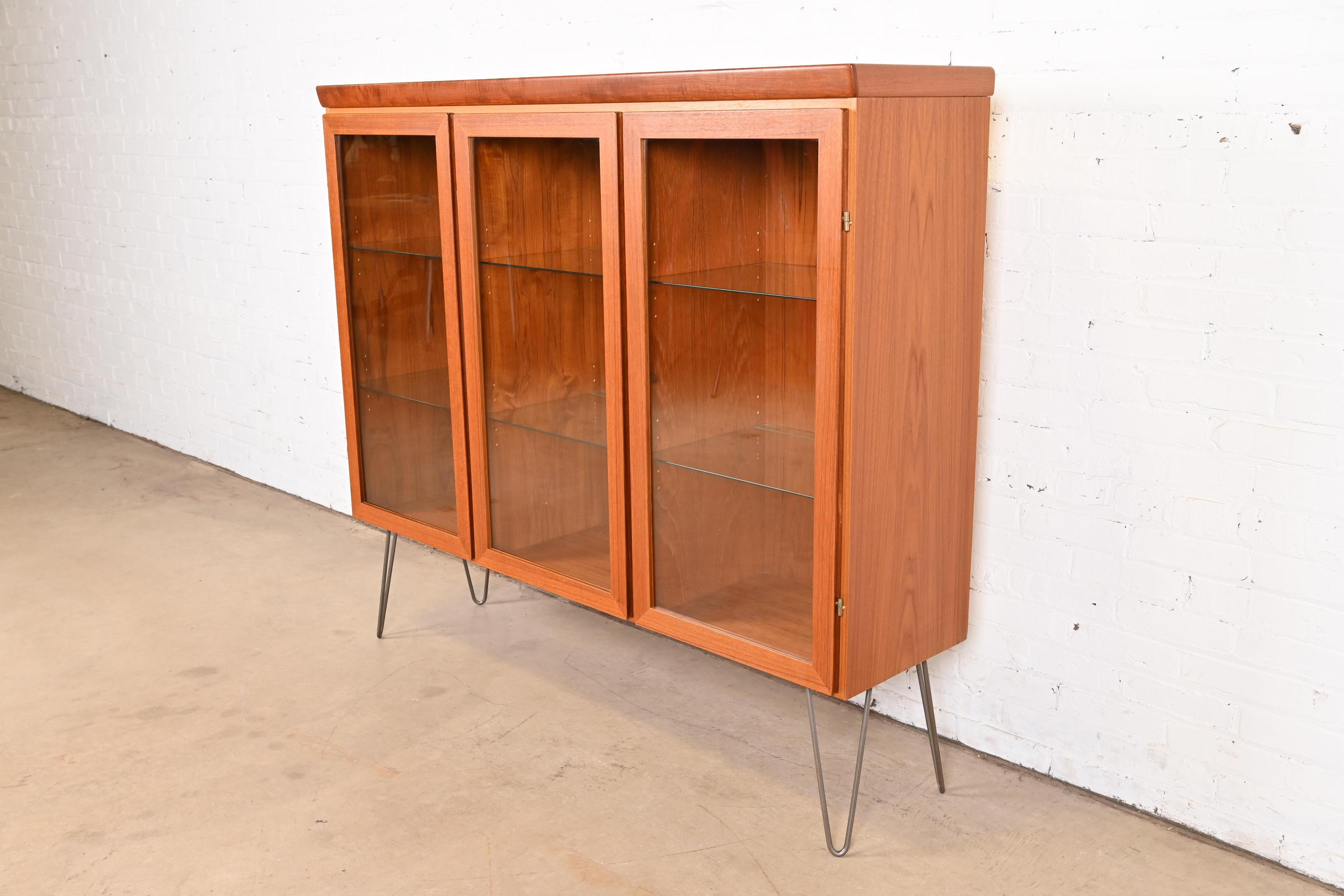 Skovby Danish Modern Teak Lighted Glass Front Triple Bookcase on Hairpin Legs In Good Condition For Sale In South Bend, IN