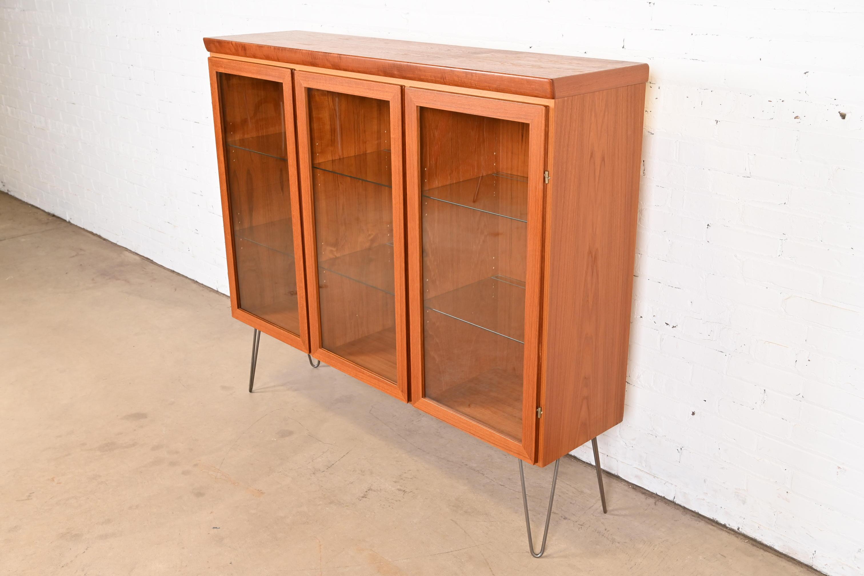 Late 20th Century Skovby Danish Modern Teak Lighted Glass Front Triple Bookcase on Hairpin Legs For Sale