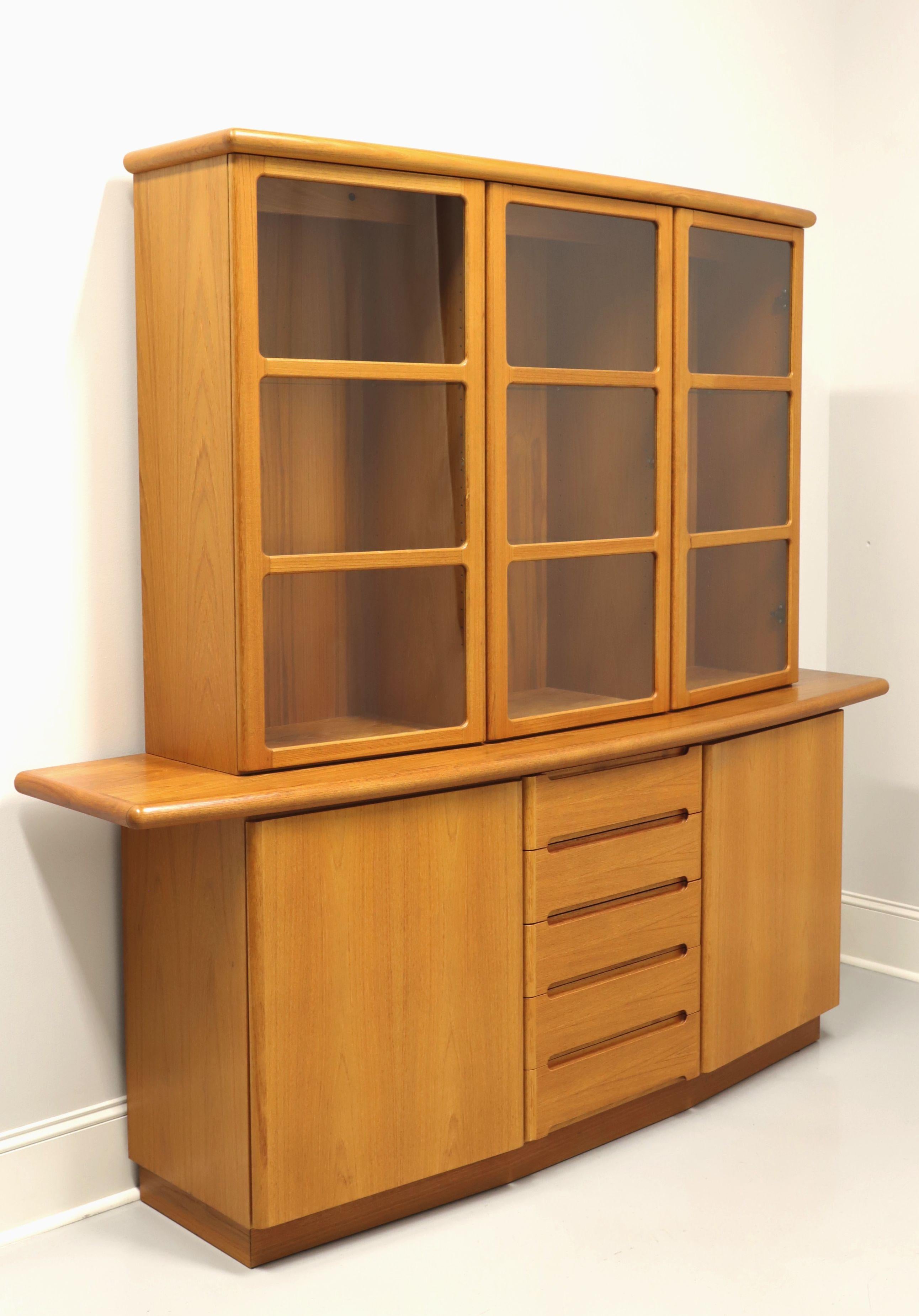 SKOVBY Danish Modern Teak & Oak Bowfront China Cabinet 5
