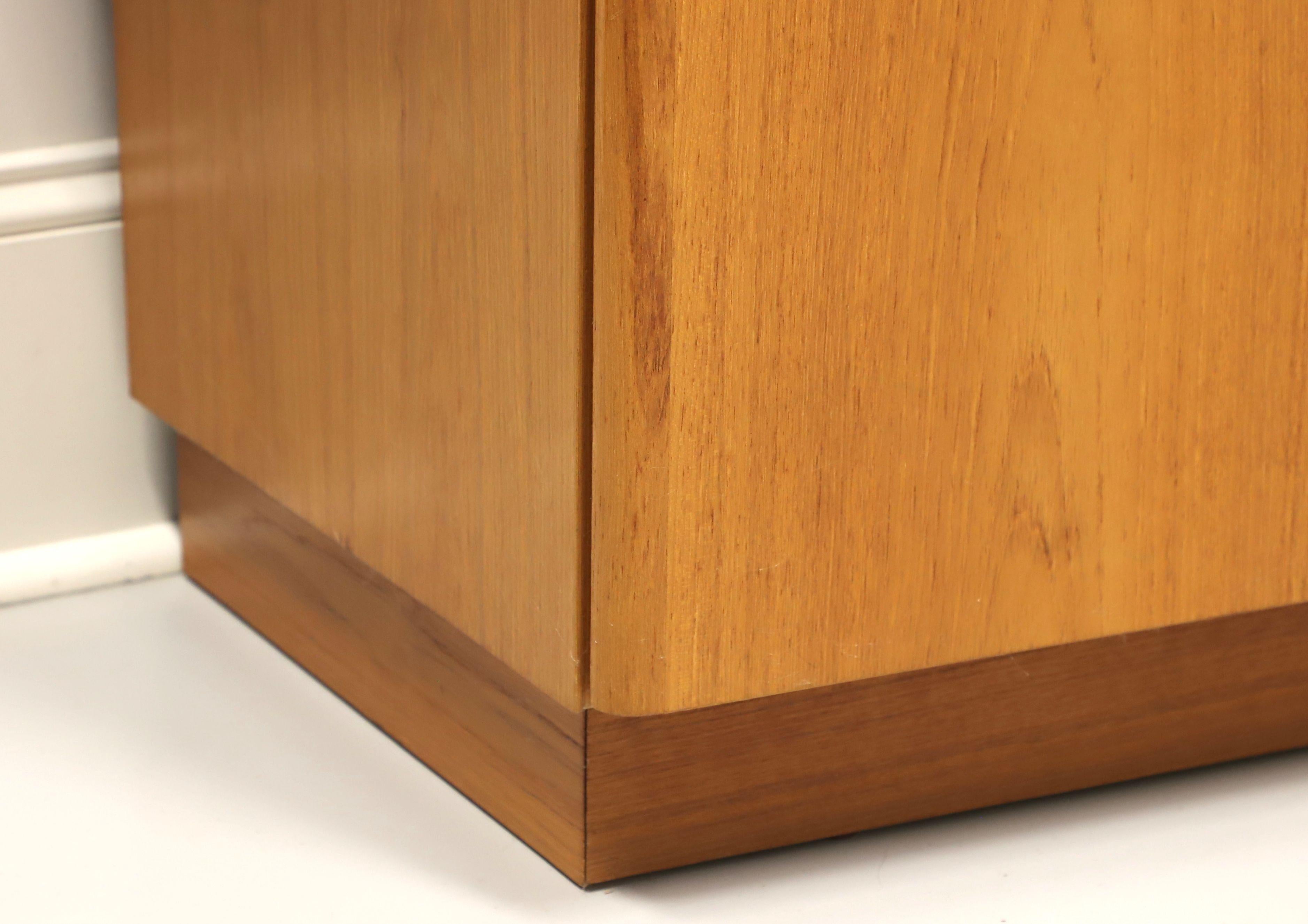 SKOVBY Danish Modern Teak & Oak Bowfront China Cabinet In Good Condition In Charlotte, NC