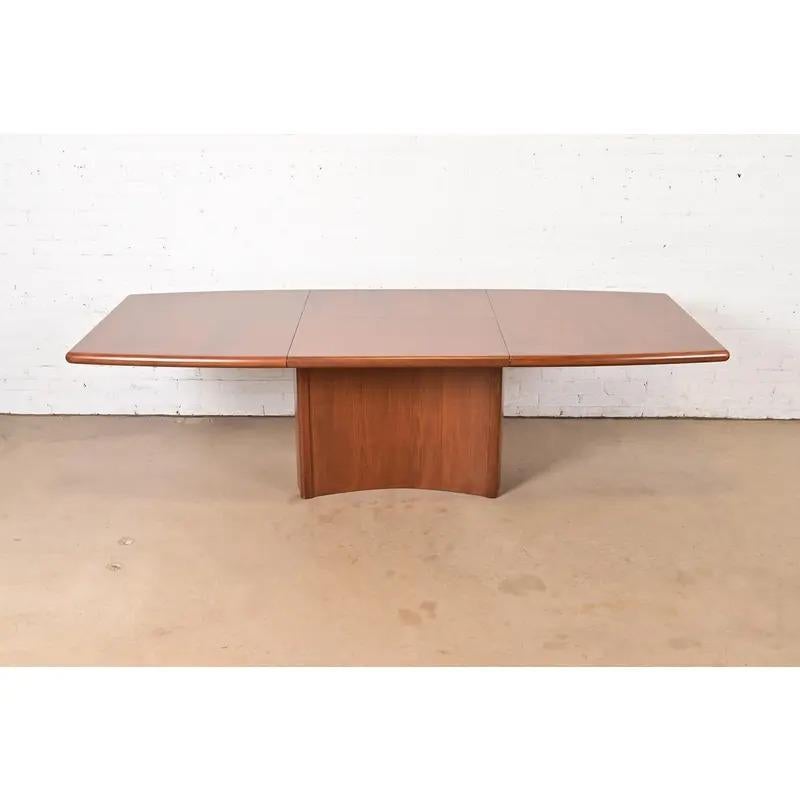 An exceptional Danish Modern teak boat-shaped pedestal extension dining table

By Skovby Møbelfabrik

Denmark, Circa 1970s

Measures: 65