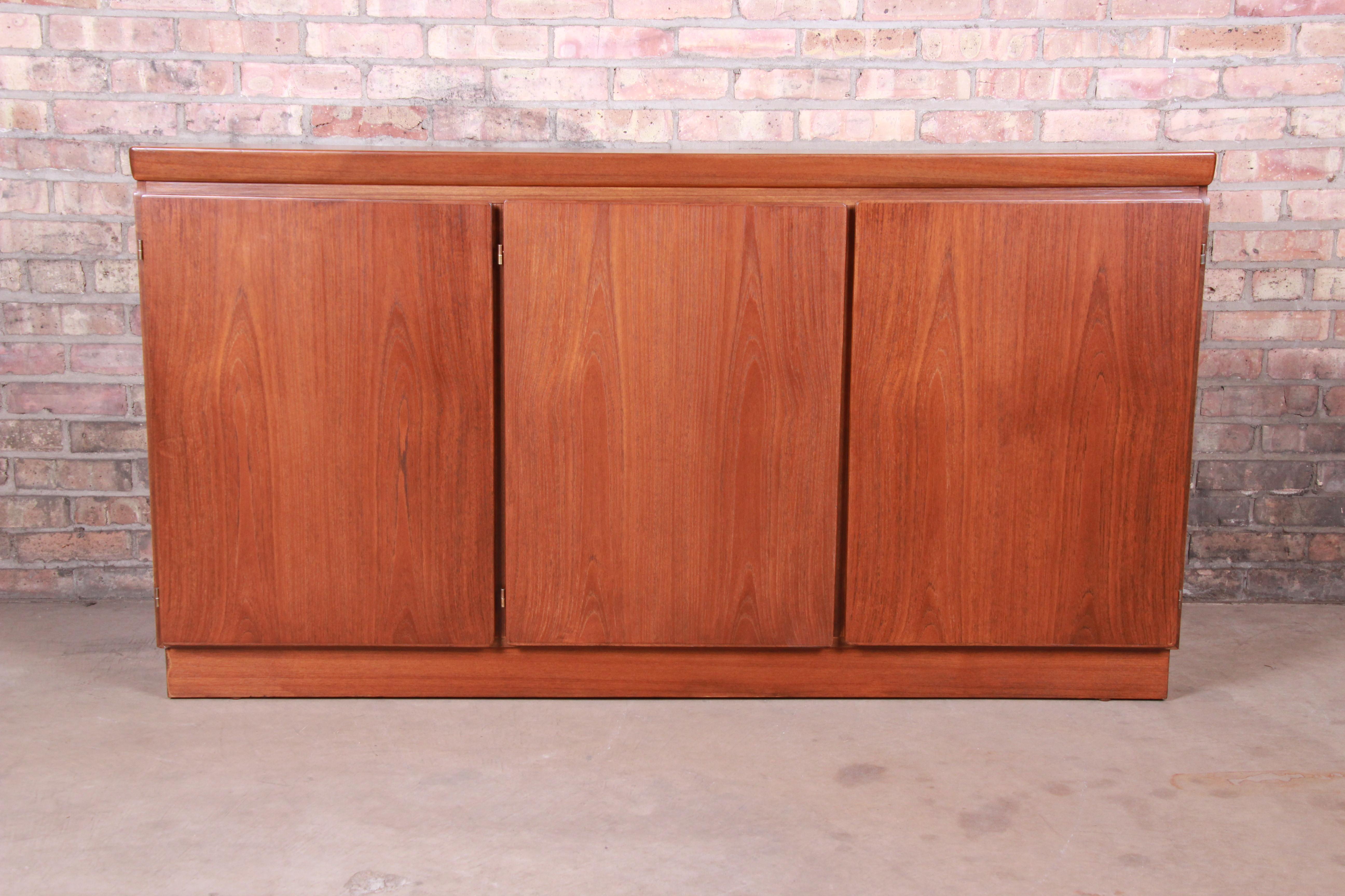 A stunning Minimalist midcentury Danish modern teak sideboard credenza or bar cabinet

By Skovby Møbelfabrik

USA, circa 1970s

Book-matched teak, with felt-lined drawers.

Measures: 60.5