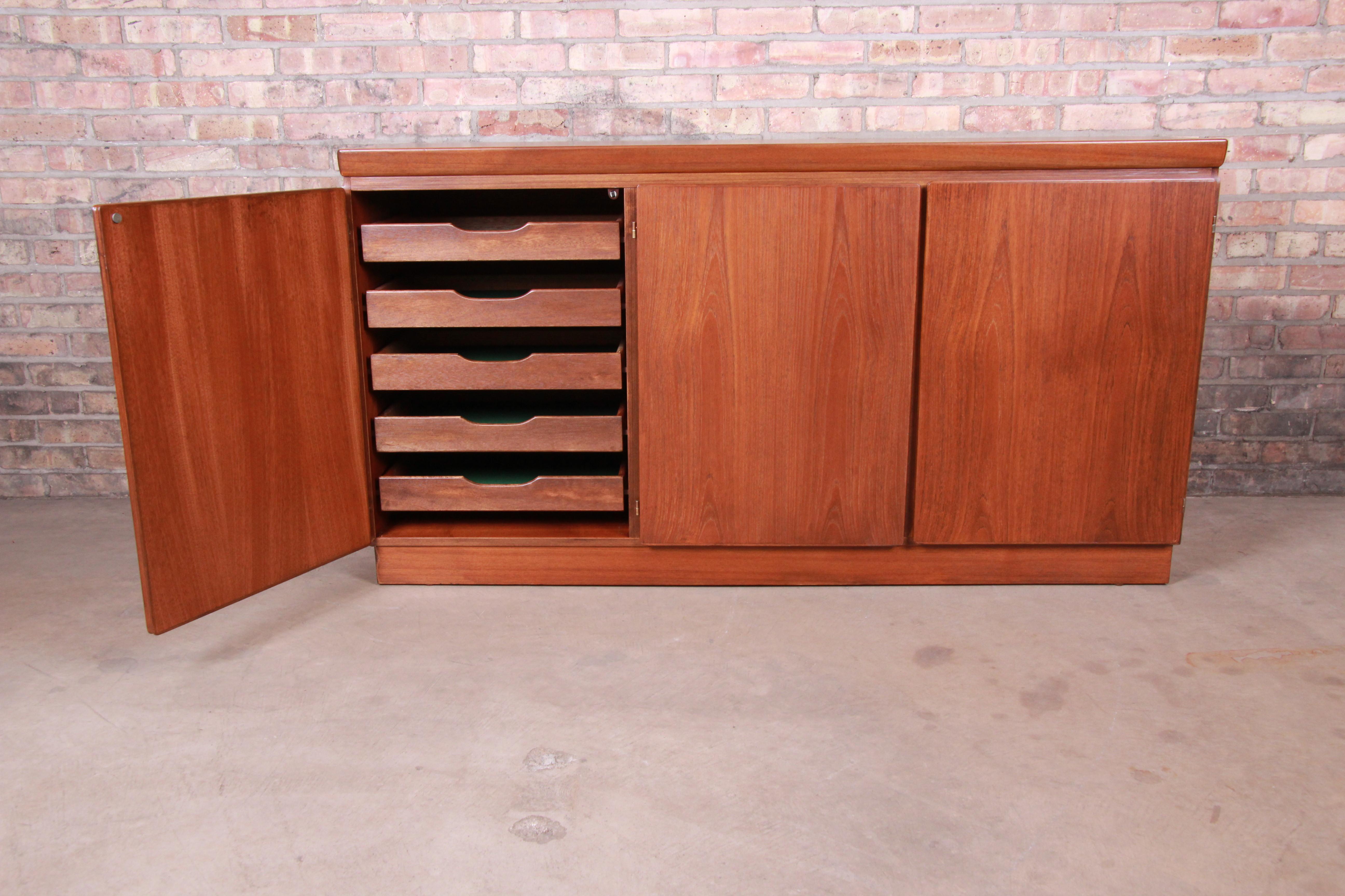 Skovby Danish Modern Teak Sideboard Credenza or Bar Cabinet, Newly Restored In Good Condition In South Bend, IN