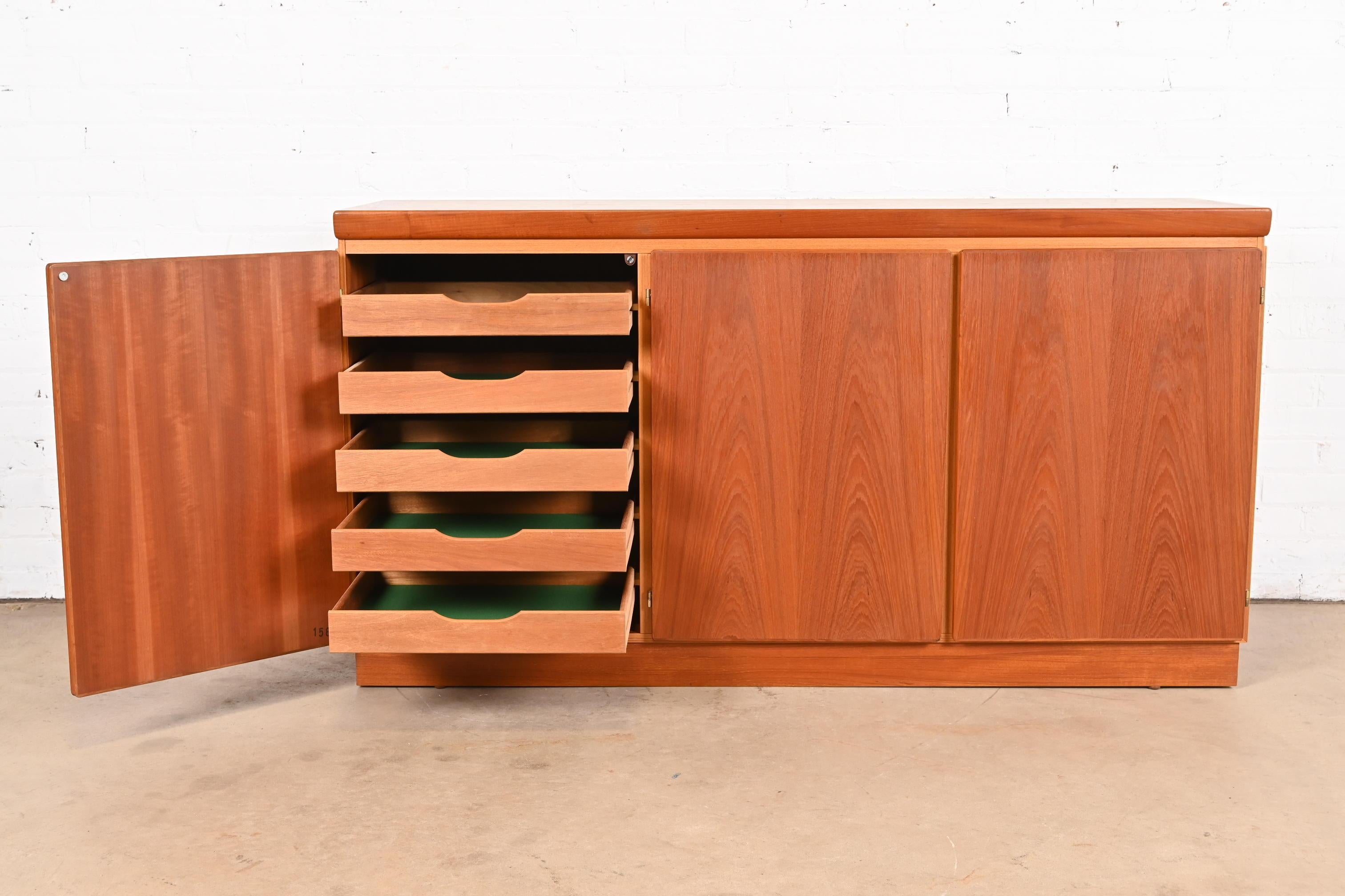 Skovby Danish Modern Teak Sideboard or Bar Cabinet, Circa 1970s For Sale 5