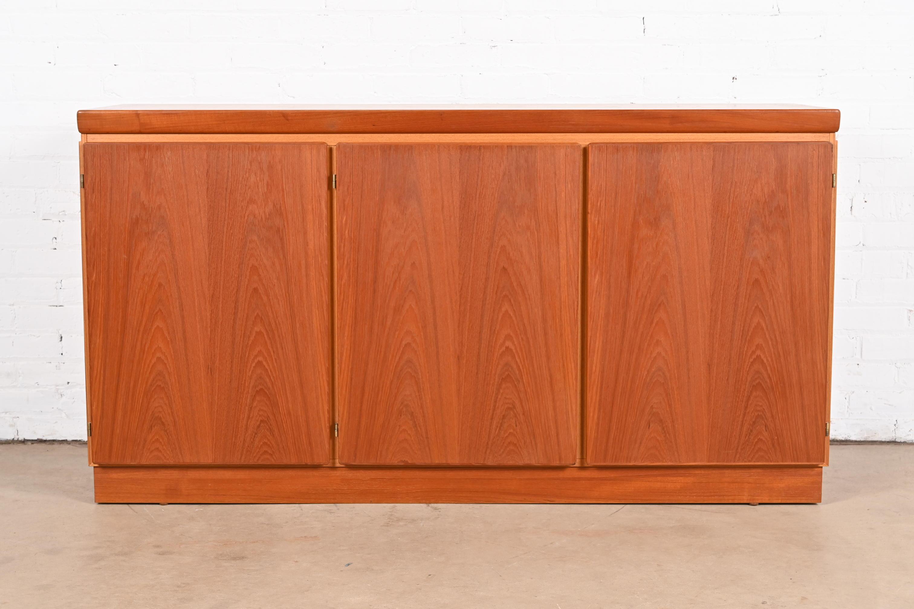 Skovby Danish Modern Teak Sideboard or Bar Cabinet, Circa 1970s In Good Condition For Sale In South Bend, IN