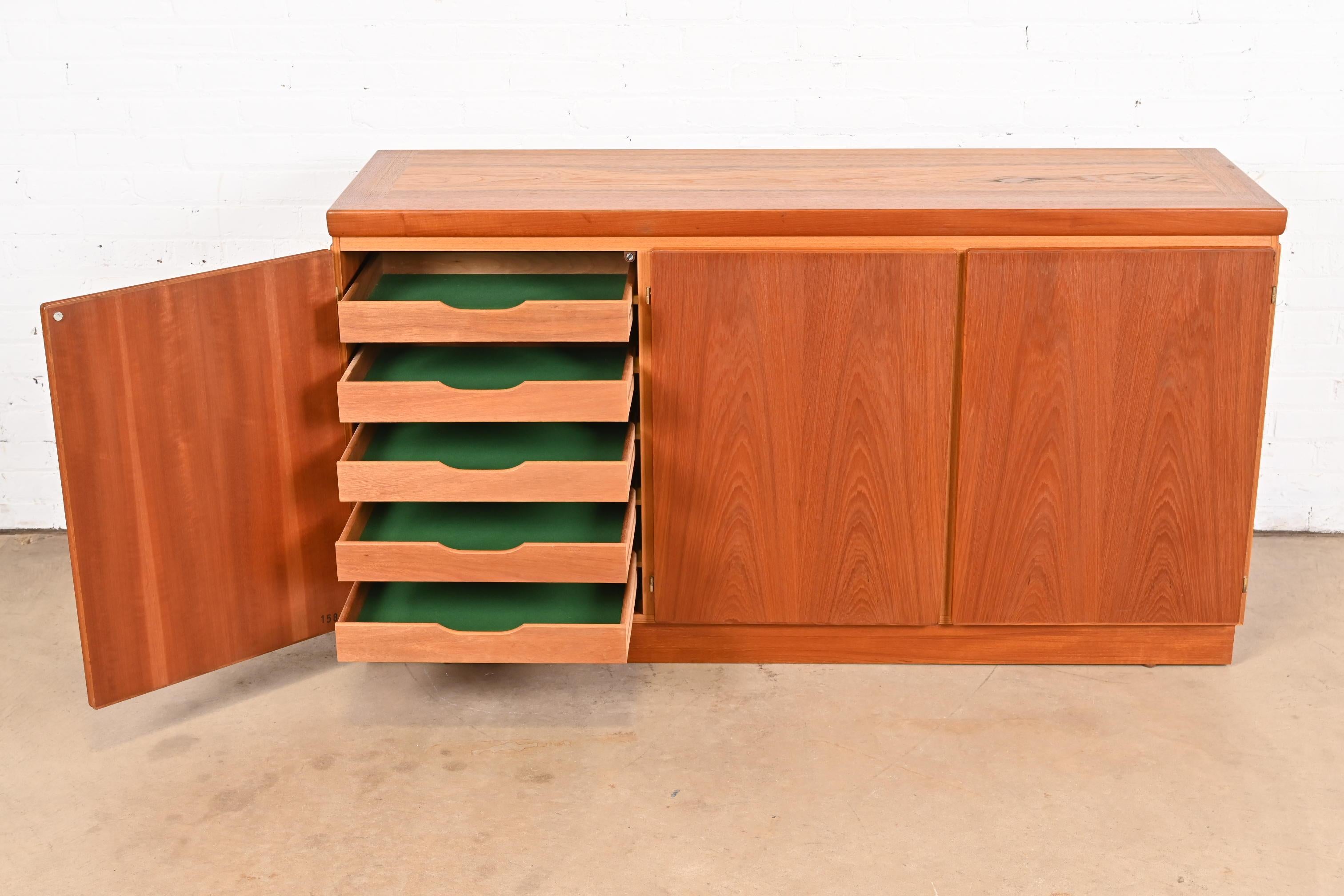 Skovby Danish Modern Teak Sideboard or Bar Cabinet, Circa 1970s For Sale 4