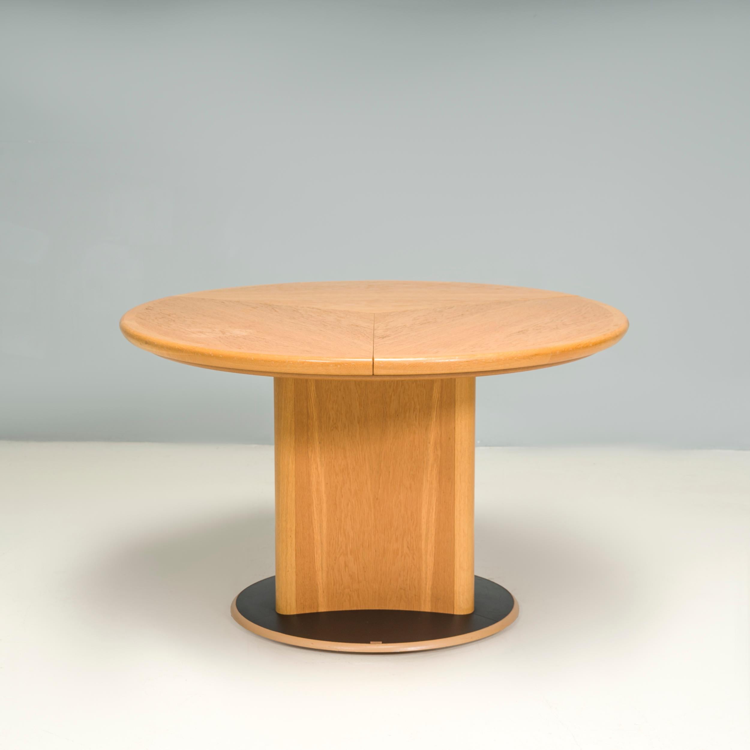 Skovby DC06 SM32 Circular Extending Dining Table