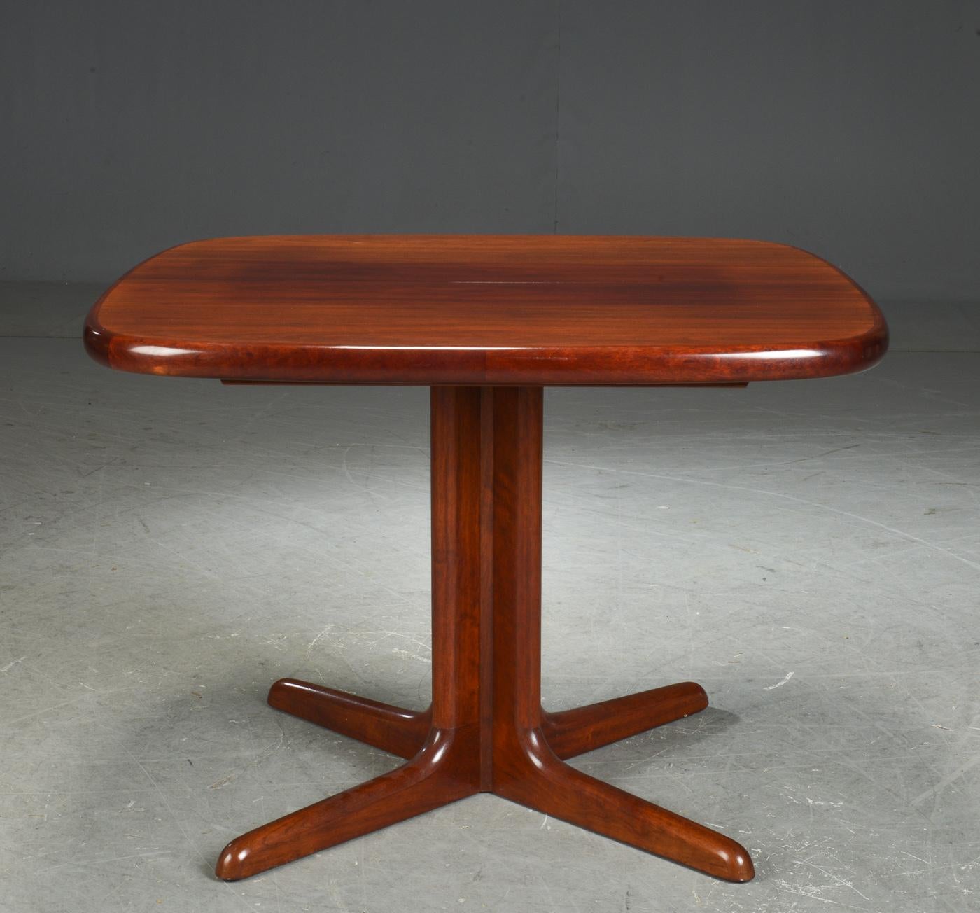 Mahogany extending construction with two plated made in the 1970s in Denmark by Skovby.
Dimensions:
H 72, L 100, B 100 cm. Pull-off plates two 50 cm.