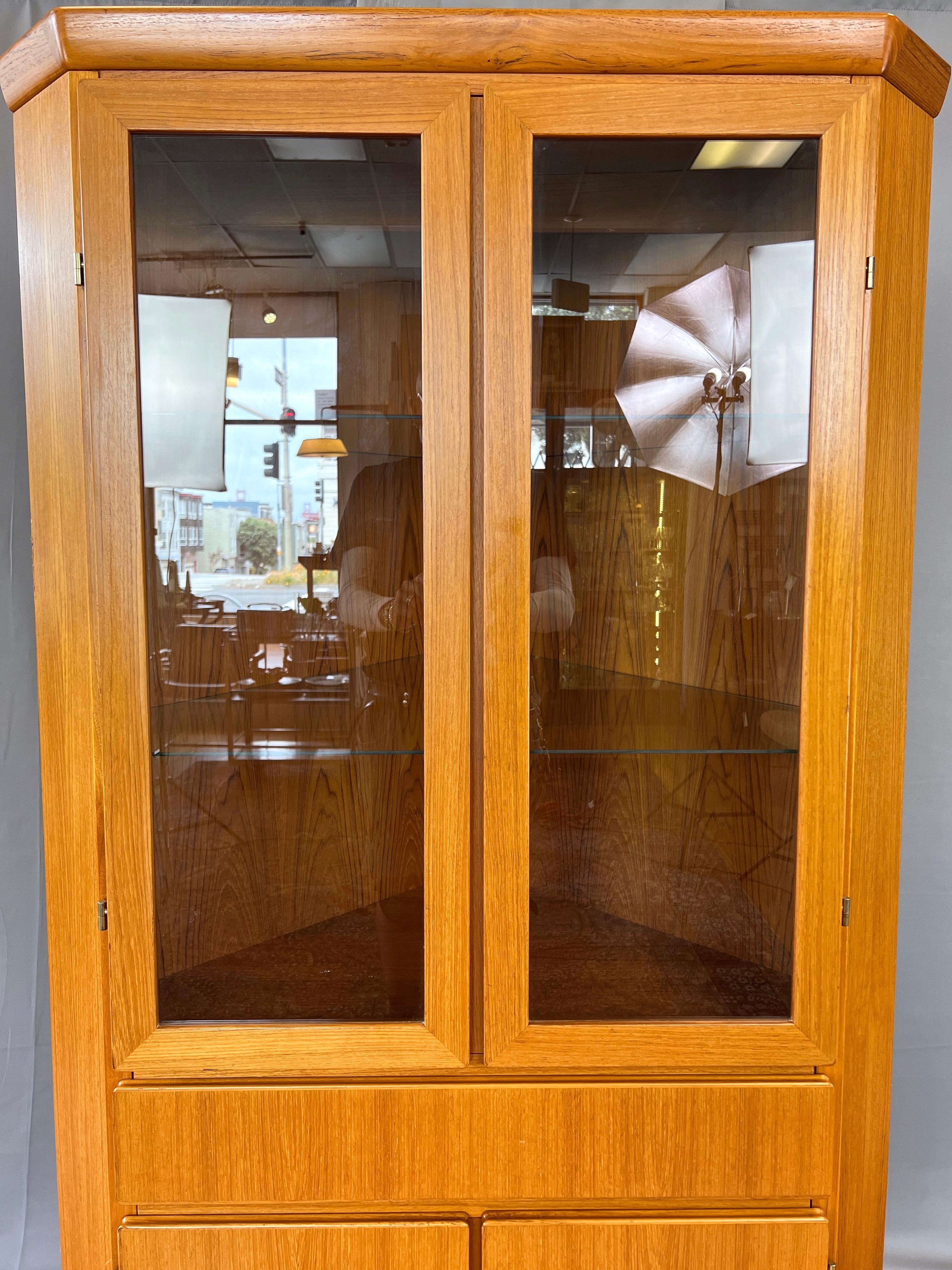 Felt Skovby Møbelfabrik Danish Modern Teak Lighted Corner Display Cabinet, 1970s For Sale