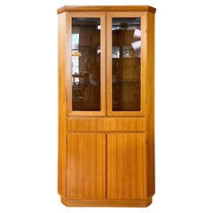 Skovby Møbelfabrik Danish Modern Teak Beleuchtete Eckvitrine, 1970er Jahre