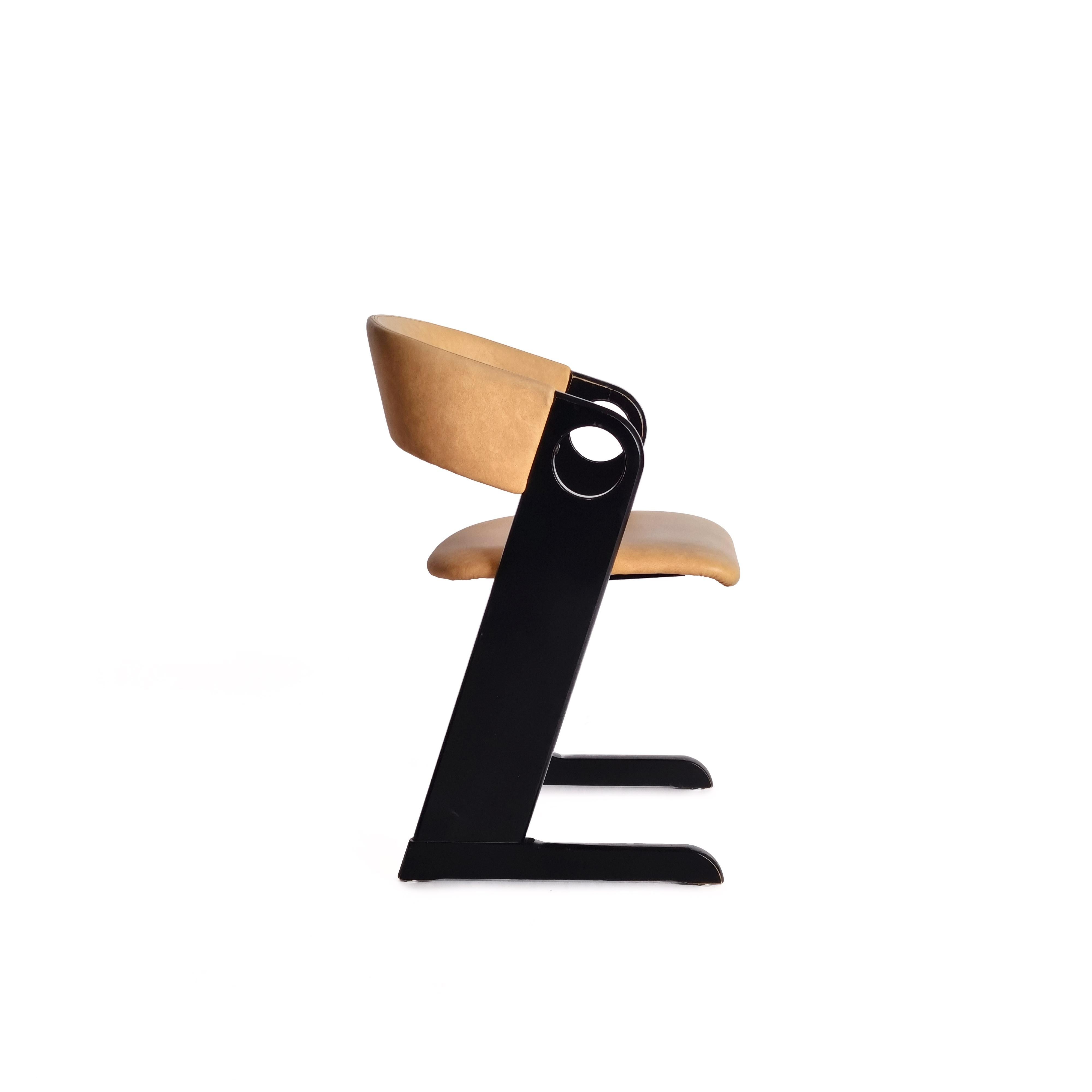 Satz von 5 Skovby Møbelfabrik Esszimmerstühlen, Dänemark, 1980er Jahre. Diese Stühle sind ein Beispiel für den raffinierten skandinavischen Modernismus. Sie haben ein schwarz lackiertes Holzgestell und eine weiche gelbe Polsterung, beide in gut