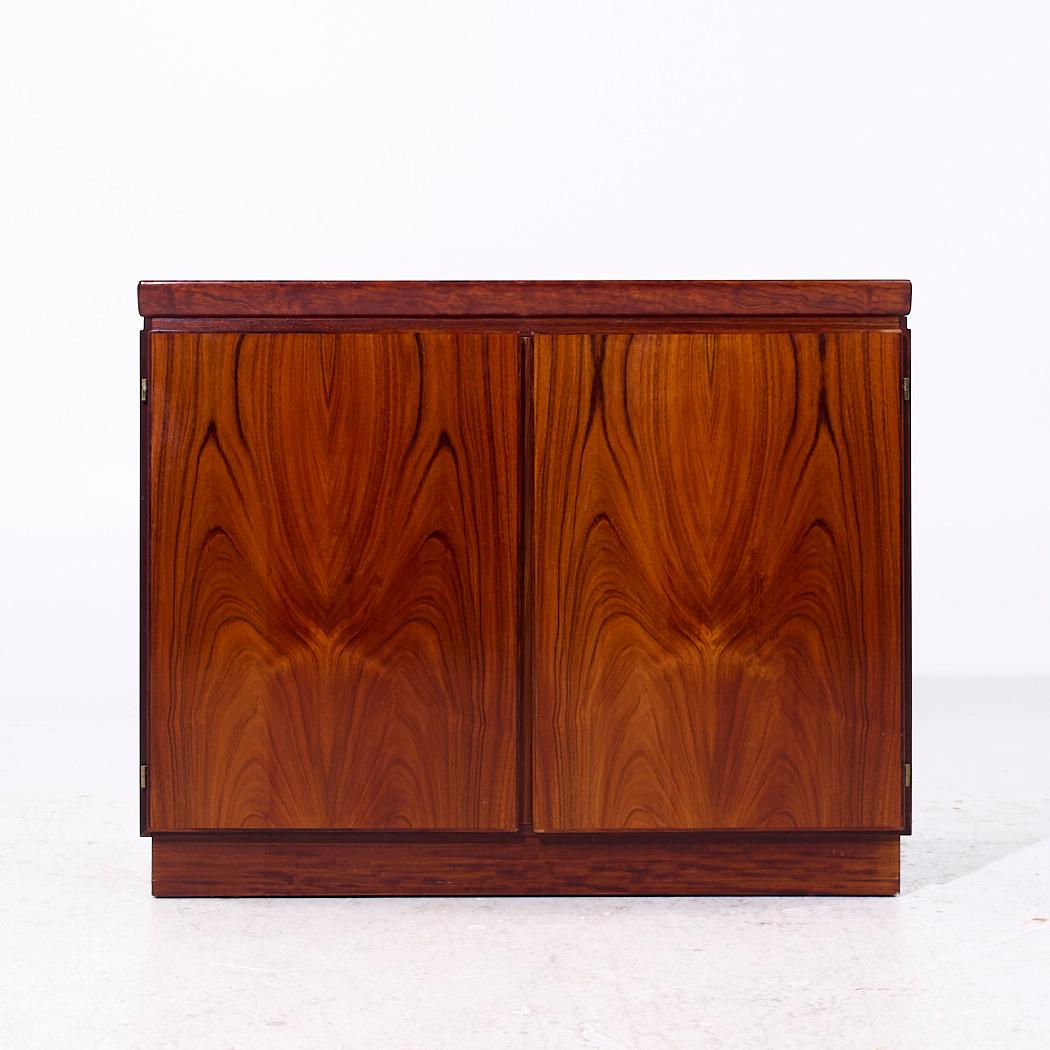 Skovby Credenza Bar in palissandro danese della metà del secolo scorso

Questa credenza misura: 40,5 larghezza x 19 profondità x 32,5 pollici di altezza

Tutti i mobili possono essere acquistati in quello che noi chiamiamo stato vintage restaurato.
