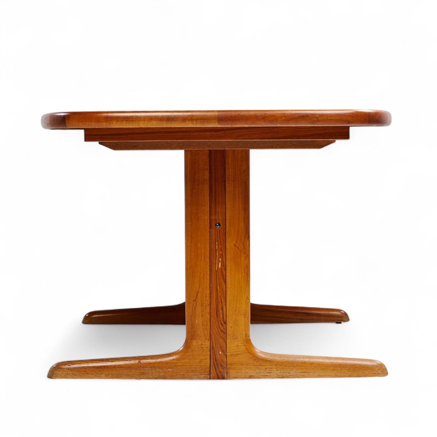 Skovby Mid Century Teak Hidden Leaf Dining Table with 2 Leaves In Good Condition For Sale In Franklin Park, IL