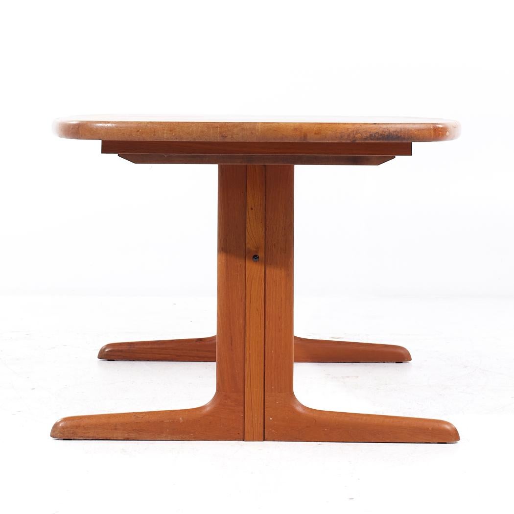 Teck Skovby Mid Century Teak Hidden Leaf Dining Table with 2 Leaves (Table de salle à manger en teck du milieu du siècle) en vente
